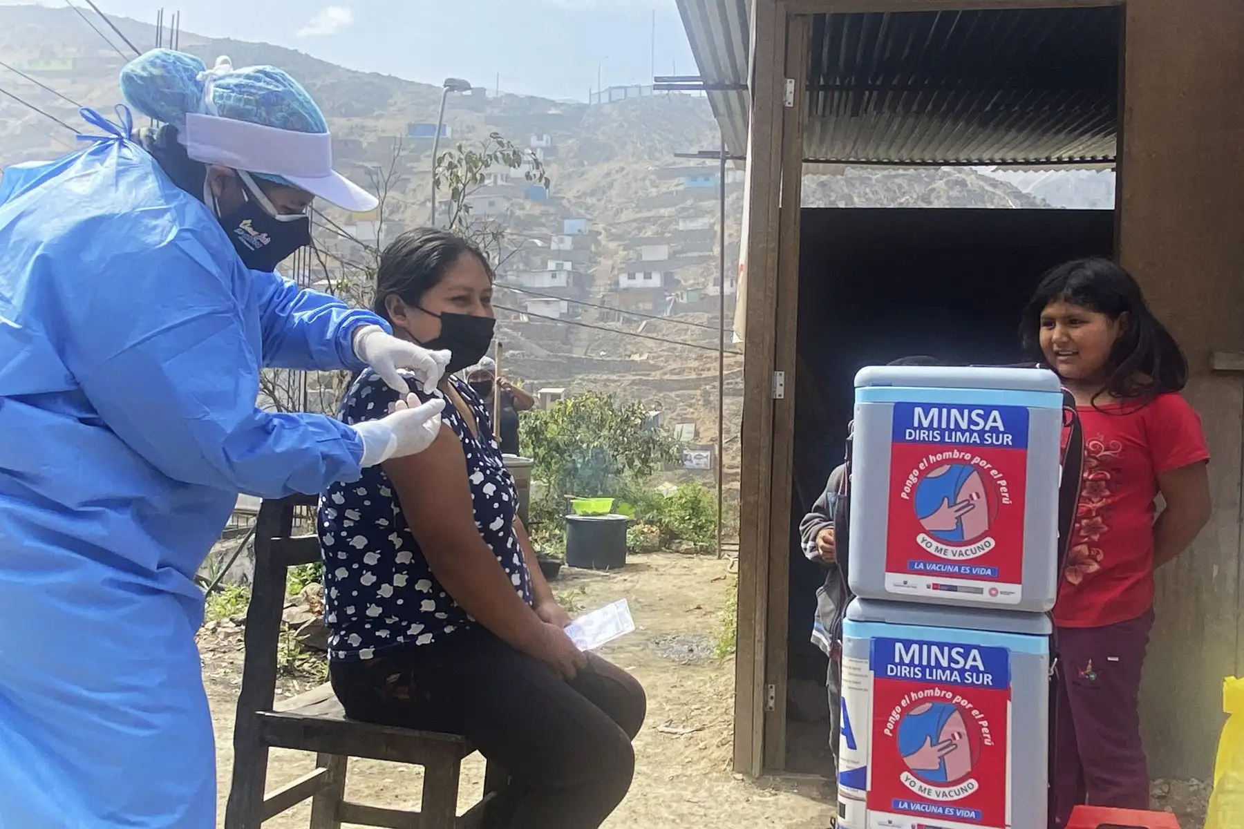 Como parte de las actividades de prevención ante una posible tercera ola, la Diris Lima Sur realizó más de 100 pruebas moleculares de descarte contra la covid-19 de manera gratuita en Villa María del Triunfo. Esta intervención que acompaña a la vacunación tiene como el objetivo de detectar y diagnosticar el coronavirus de forma oportuna y temprana en los ciudadanos del Asentamiento Humano “La Candelaria”. Foto: Diris Lima Sur