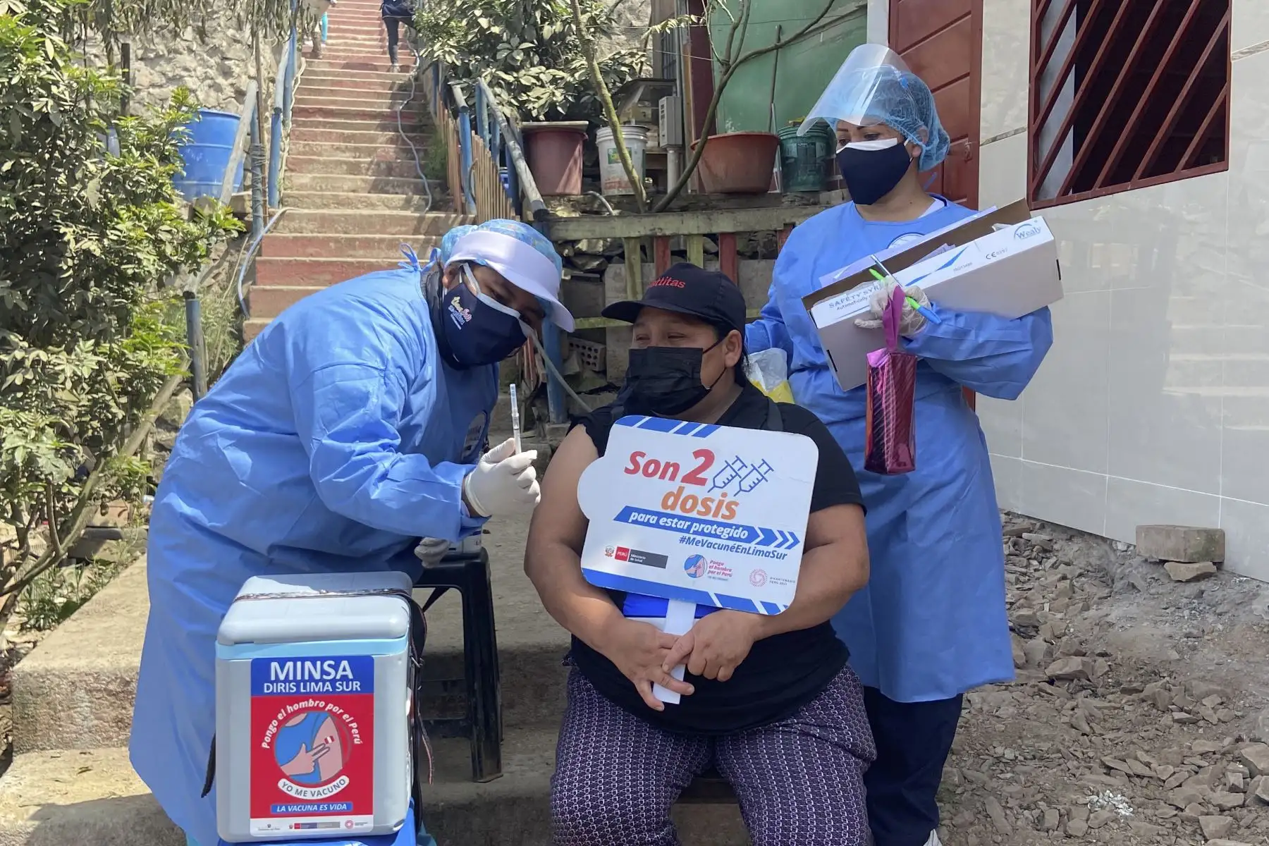 Como parte de las actividades de prevención ante una posible tercera ola, la Diris Lima Sur realizó más de 100 pruebas moleculares de descarte contra la covid-19 de manera gratuita en Villa María del Triunfo. Esta intervención que acompaña a la vacunación tiene como el objetivo de detectar y diagnosticar el coronavirus de forma oportuna y temprana en los ciudadanos del Asentamiento Humano “La Candelaria”. Foto: Diris Lima Sur