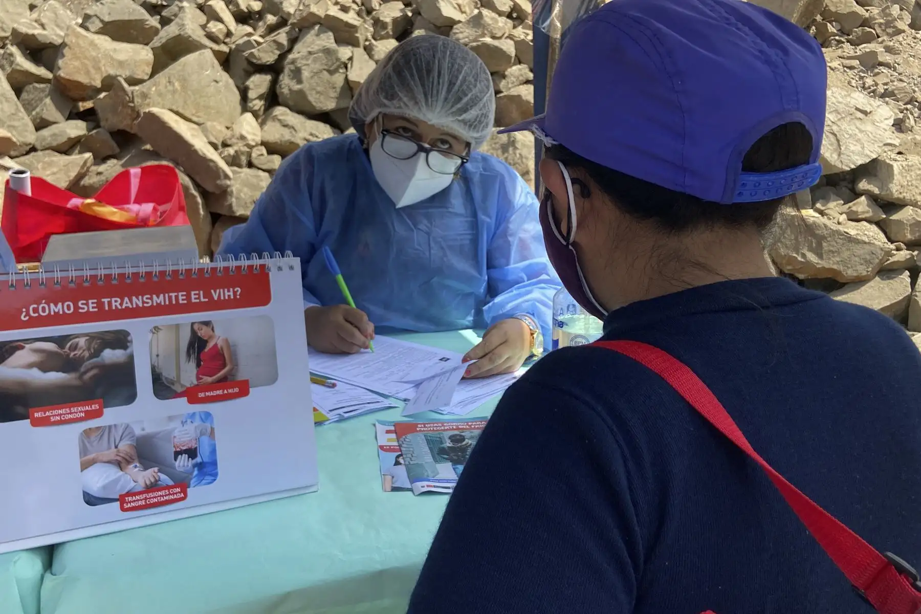 Como parte de las actividades de prevención ante una posible tercera ola, la Diris Lima Sur realizó más de 100 pruebas moleculares de descarte contra la covid-19 de manera gratuita en Villa María del Triunfo. Esta intervención que acompaña a la vacunación tiene como el objetivo de detectar y diagnosticar el coronavirus de forma oportuna y temprana en los ciudadanos del Asentamiento Humano “La Candelaria”. Foto: Diris Lima Sur