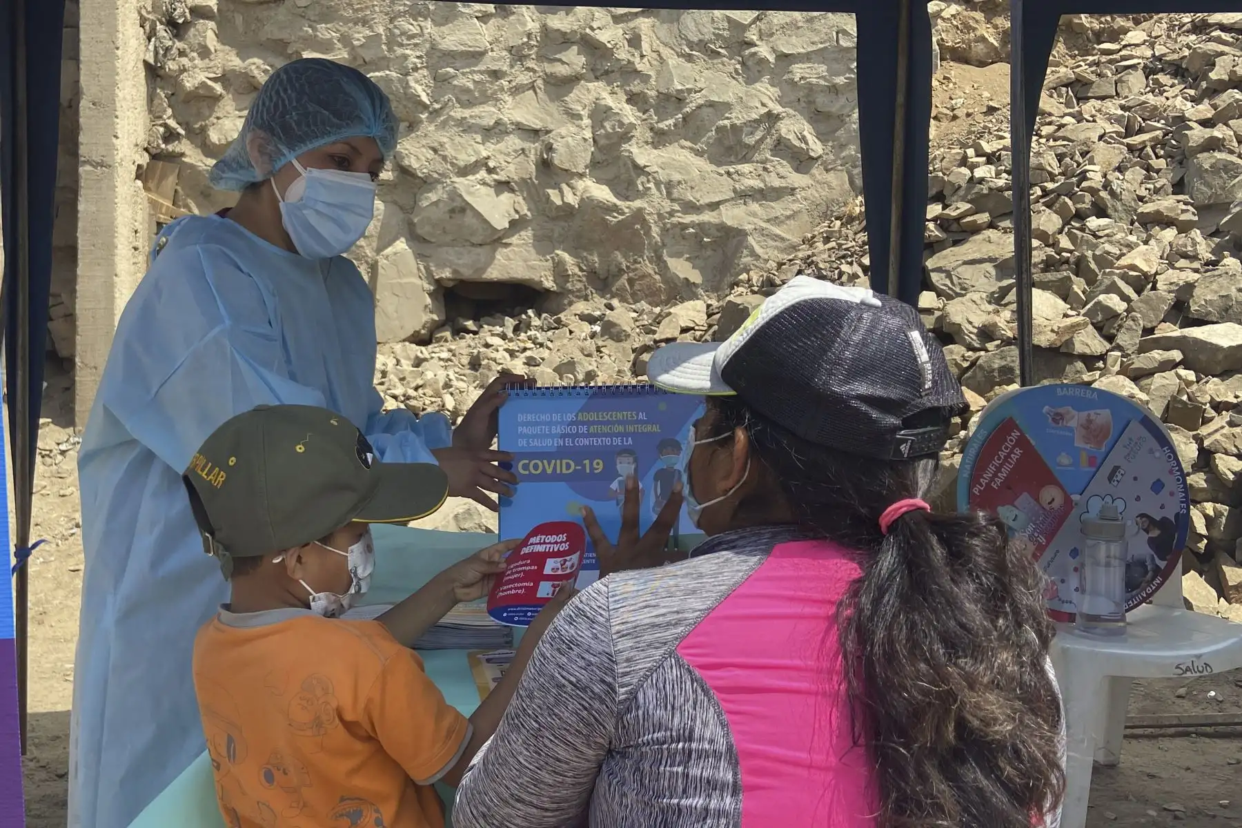 Como parte de las actividades de prevención ante una posible tercera ola, la Diris Lima Sur realizó más de 100 pruebas moleculares de descarte contra la covid-19 de manera gratuita en Villa María del Triunfo. Esta intervención que acompaña a la vacunación tiene como el objetivo de detectar y diagnosticar el coronavirus de forma oportuna y temprana en los ciudadanos del Asentamiento Humano “La Candelaria”. Foto: Diris Lima Sur