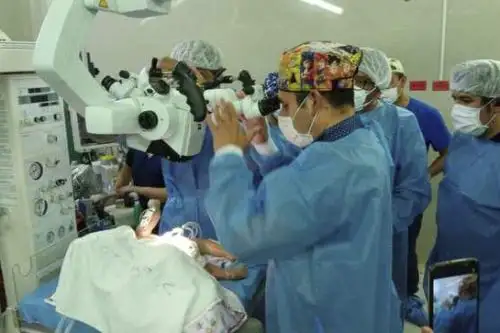 En la operación simulada de separación de bebés siameses se usó un microscopio de alta tecnología. Foto: ANDINA/Minsa