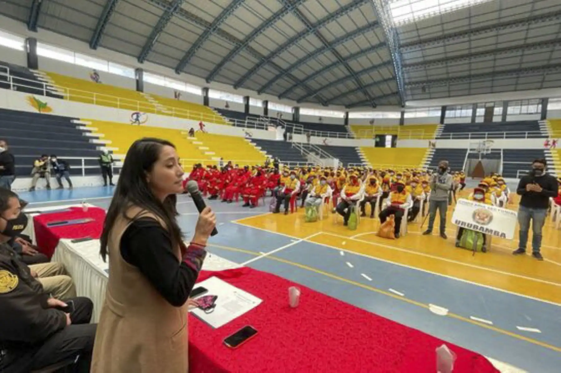 En el coliseo cerrado de Urubamba, la viceministra de Seguridad Pública del Mininter, Gabriela Paliza, participó en la juramentación de 19 nuevas juntas vecinales y tres redes de cooperantes locales. Foto: ANDINA/Mininter