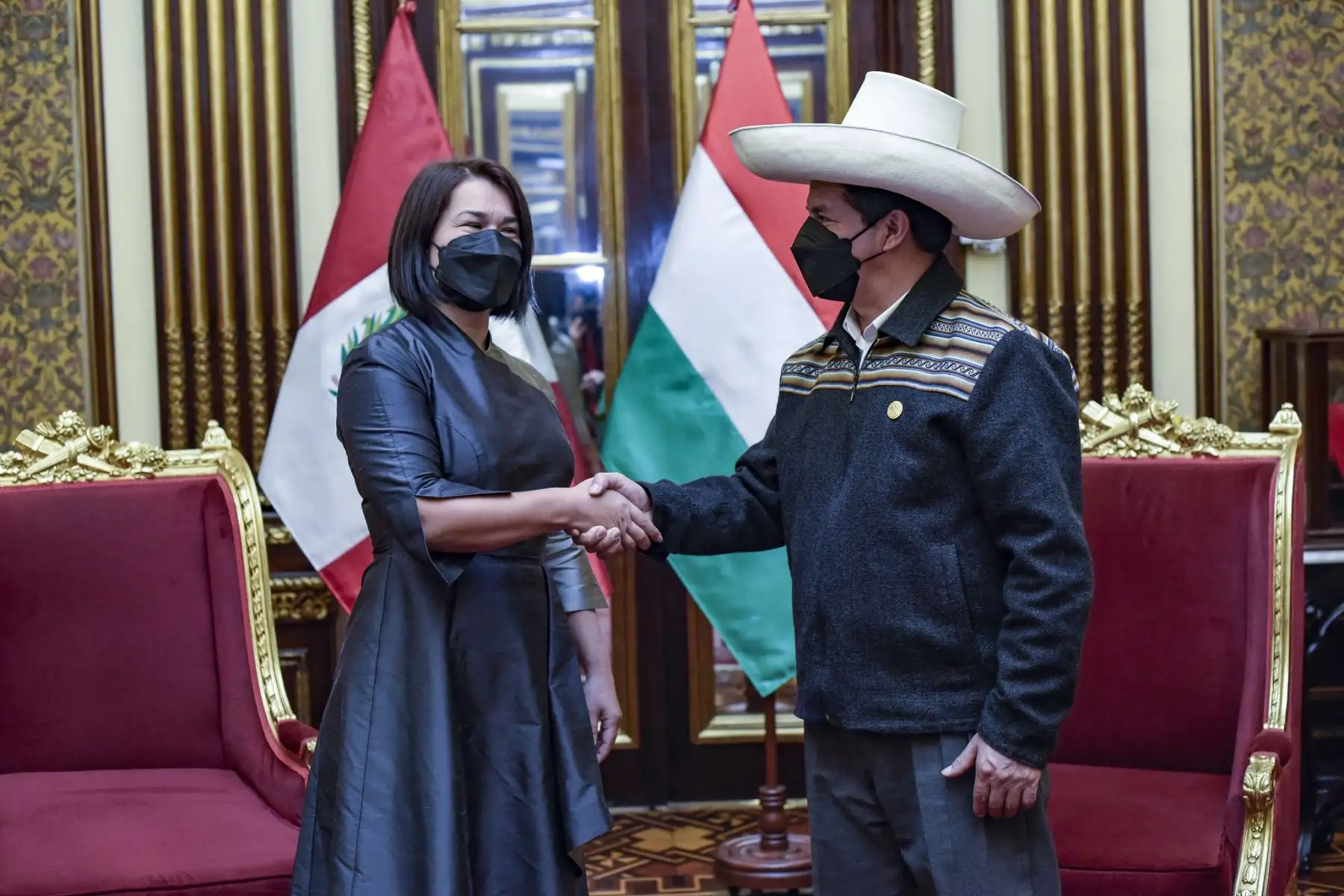 Esta tarde, el presidente Pedro Castillo recibió las cartas credenciales de los embajadores de Emiratos Árabes Unidos, Hungría, Bélgica, Suecia, Ecuador y la Unión Europea, acreditados en el Perú. En la ceremonia estuvo presente el canciller Oscar Maúrtua. Foto: ANDINA/Prensa Presidencia