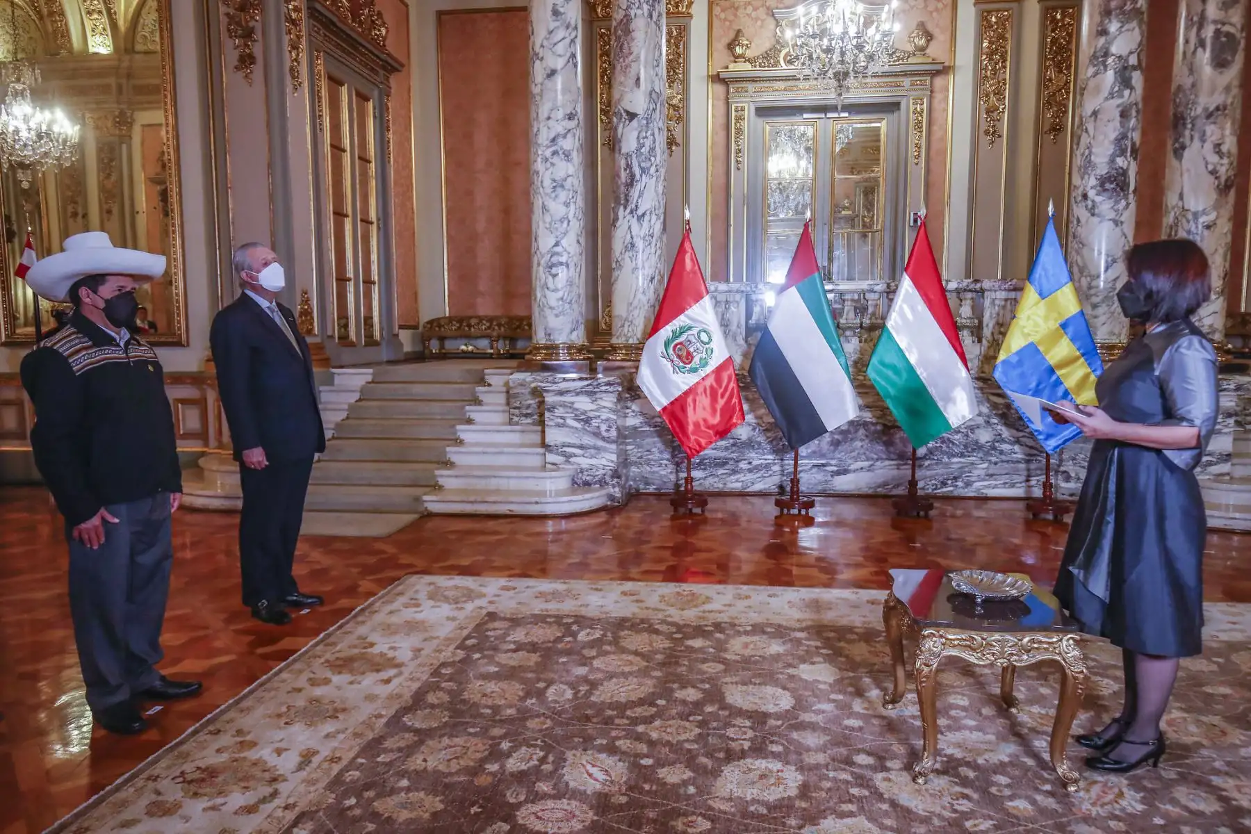 Esta tarde, el presidente Pedro Castillo recibió las cartas credenciales de los embajadores de Emiratos Árabes Unidos, Hungría, Bélgica, Suecia, Ecuador y la Unión Europea, acreditados en el Perú. En la ceremonia estuvo presente el canciller Oscar Maúrtua. Foto: ANDINA/Prensa Presidencia