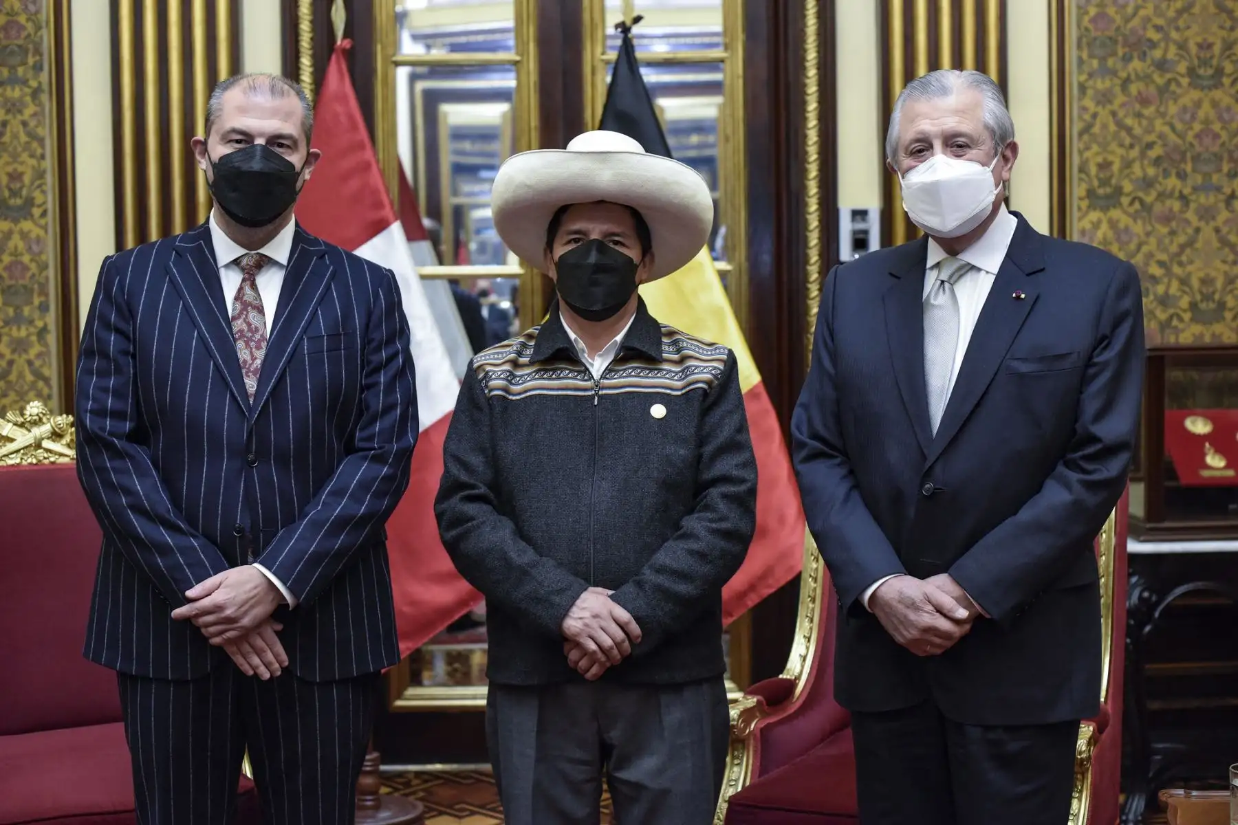 Esta tarde, el presidente Pedro Castillo recibió las cartas credenciales de los embajadores de Emiratos Árabes Unidos, Hungría, Bélgica, Suecia, Ecuador y la Unión Europea, acreditados en el Perú. En la ceremonia estuvo presente el canciller Oscar Maúrtua. Foto: ANDINA/Prensa Presidencia