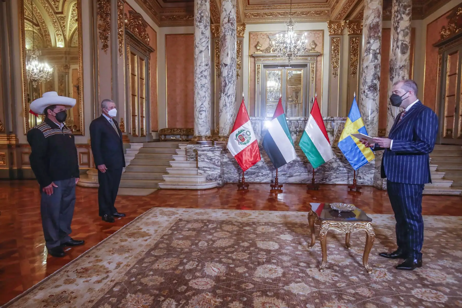Esta tarde, el presidente Pedro Castillo recibió las cartas credenciales de los embajadores de Emiratos Árabes Unidos, Hungría, Bélgica, Suecia, Ecuador y la Unión Europea, acreditados en el Perú. En la ceremonia estuvo presente el canciller Oscar Maúrtua. Foto: ANDINA/Prensa Presidencia