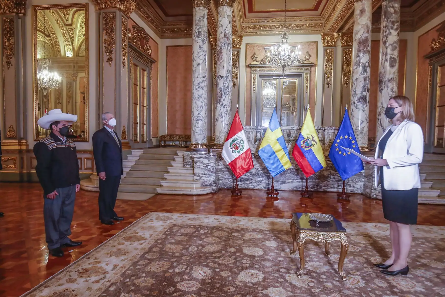 Esta tarde, el presidente Pedro Castillo recibió las cartas credenciales de los embajadores de Emiratos Árabes Unidos, Hungría, Bélgica, Suecia, Ecuador y la Unión Europea, acreditados en el Perú. En la ceremonia estuvo presente el canciller Oscar Maúrtua. Foto: ANDINA/Prensa Presidencia