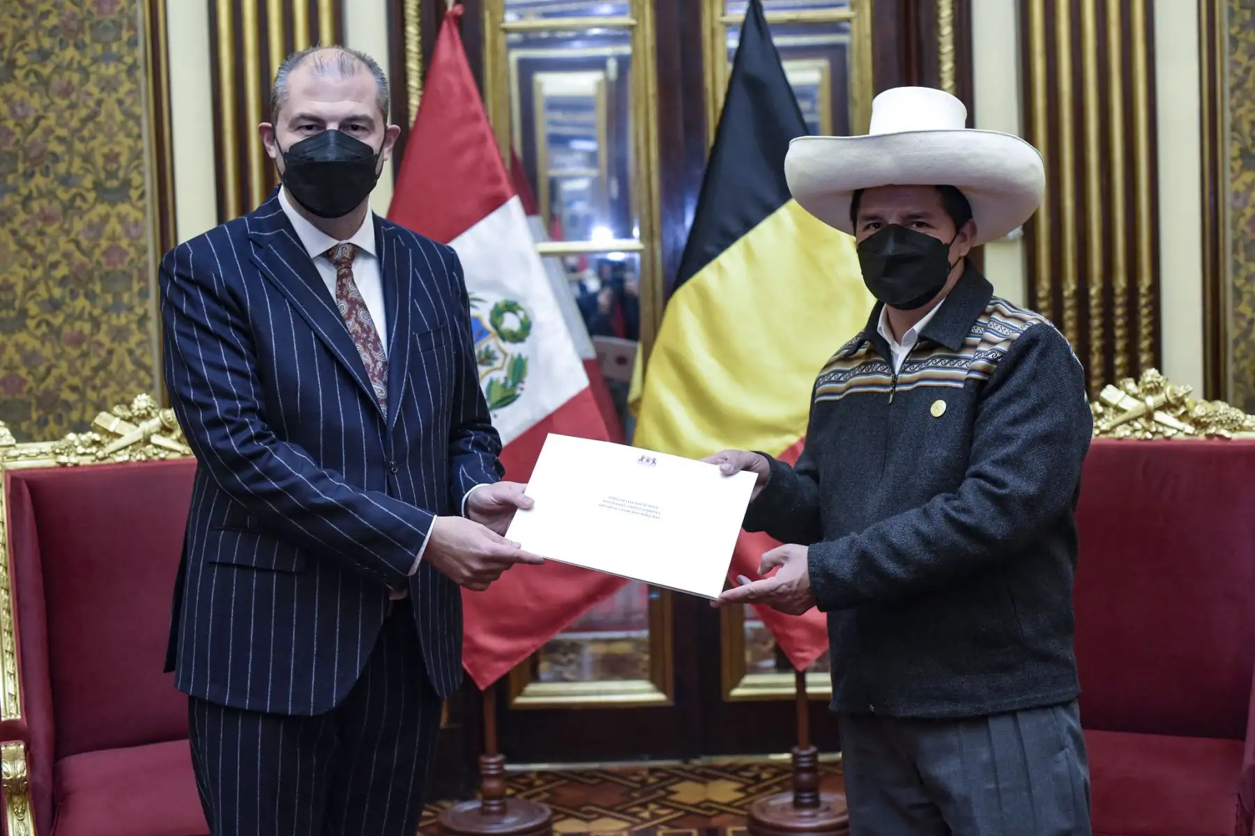 Esta tarde, el presidente Pedro Castillo recibió las cartas credenciales de los embajadores de Emiratos Árabes Unidos, Hungría, Bélgica, Suecia, Ecuador y la Unión Europea, acreditados en el Perú. En la ceremonia estuvo presente el canciller Oscar Maúrtua. Foto: ANDINA/Prensa Presidencia