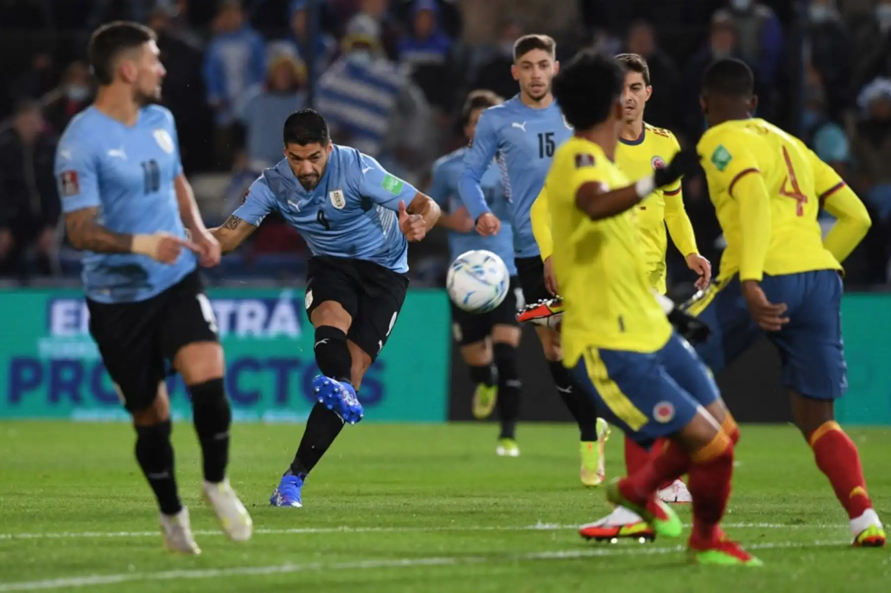 El uruguayo Luis Suárez dispara el balón durante su partido de fútbol de clasificación sudamericano contra Colombia para la Copa Mundial de la FIFA Qatar 2022 en el estadio Gran Parque Central de Montevideo el 7 de octubre de 2021. Foto: AFP