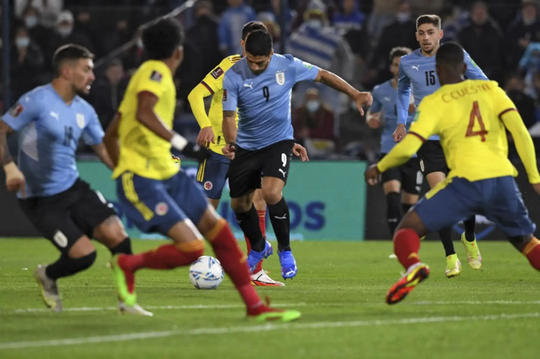 El uruguayo Luis Suárez dispara el balón durante su partido de fútbol de clasificación sudamericano contra Colombia para la Copa Mundial de la FIFA Qatar 2022 en el estadio Gran Parque Central de Montevideo el 7 de octubre de 2021. Foto: AFP