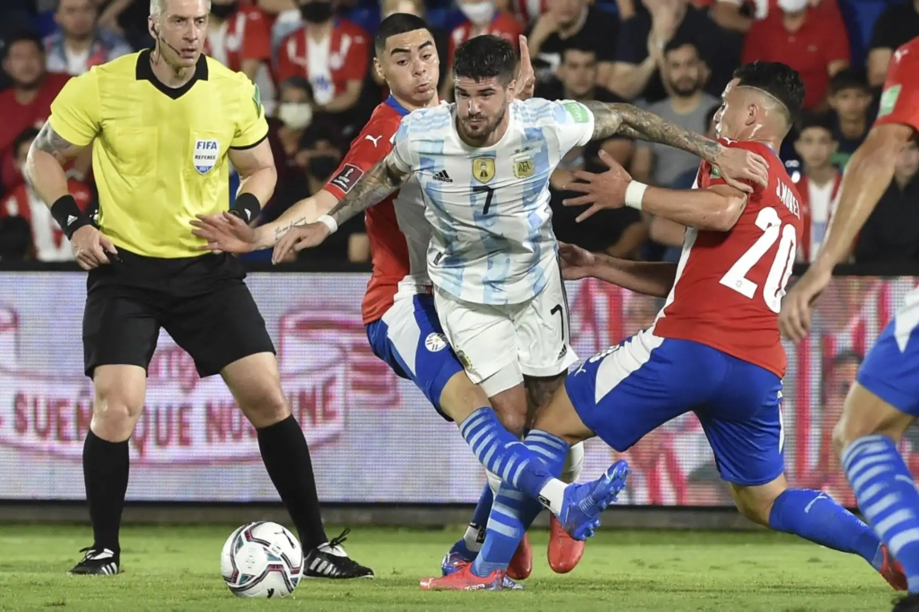 El argentino Rodrigo De Paul (C) compite por el balón con los paraguayos Miguel Almiron (L) y Jorge Morel (R) durante su partido de fútbol sudamericano de clasificación para la Copa Mundial de la FIFA Qatar 2022 en el estadio Defensores del Chaco en Asunción el 7 de octubre. Foto: AFP