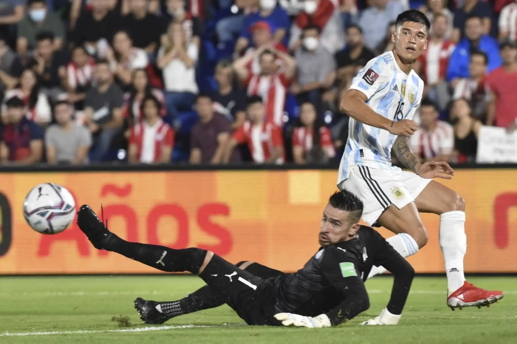 El portero de Paraguay Antony Silva (L) y el argentino Joaquín Correa (R) compiten por el balón durante su partido de fútbol de clasificación sudamericano para la Copa Mundial de la FIFA Qatar 2022 en el estadio Defensores del Chaco en Asunción el 7 de octubre de 2021. Foto: AFP