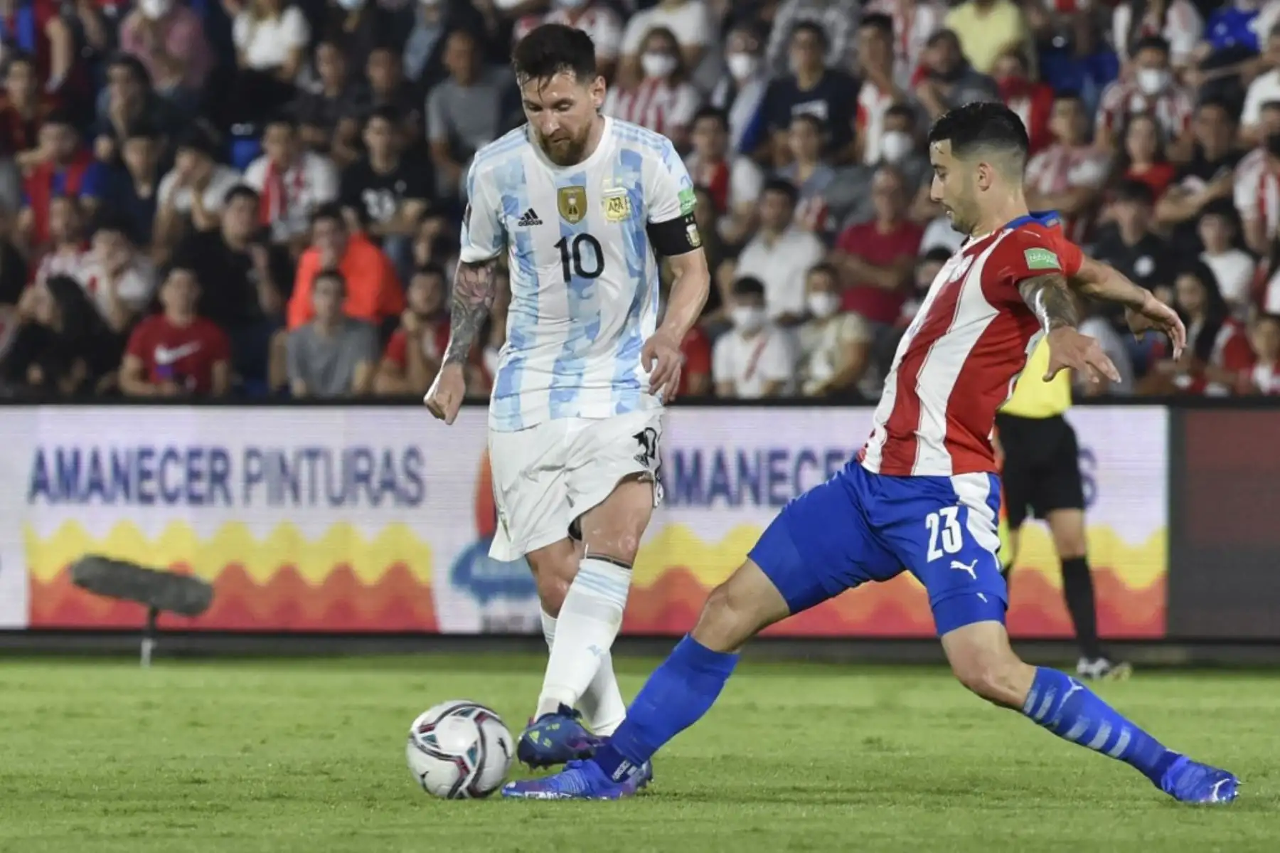 El argentino Lionel Messi (izq.) Y el paraguayo Mathias Villasanti (der.) Compiten por el balón durante su partido de fútbol de clasificación sudamericano para la Copa Mundial de la FIFA Qatar 2022 en el estadio Defensores del Chaco en Asunción el 7 de octubre de 2021. Foto: AFP