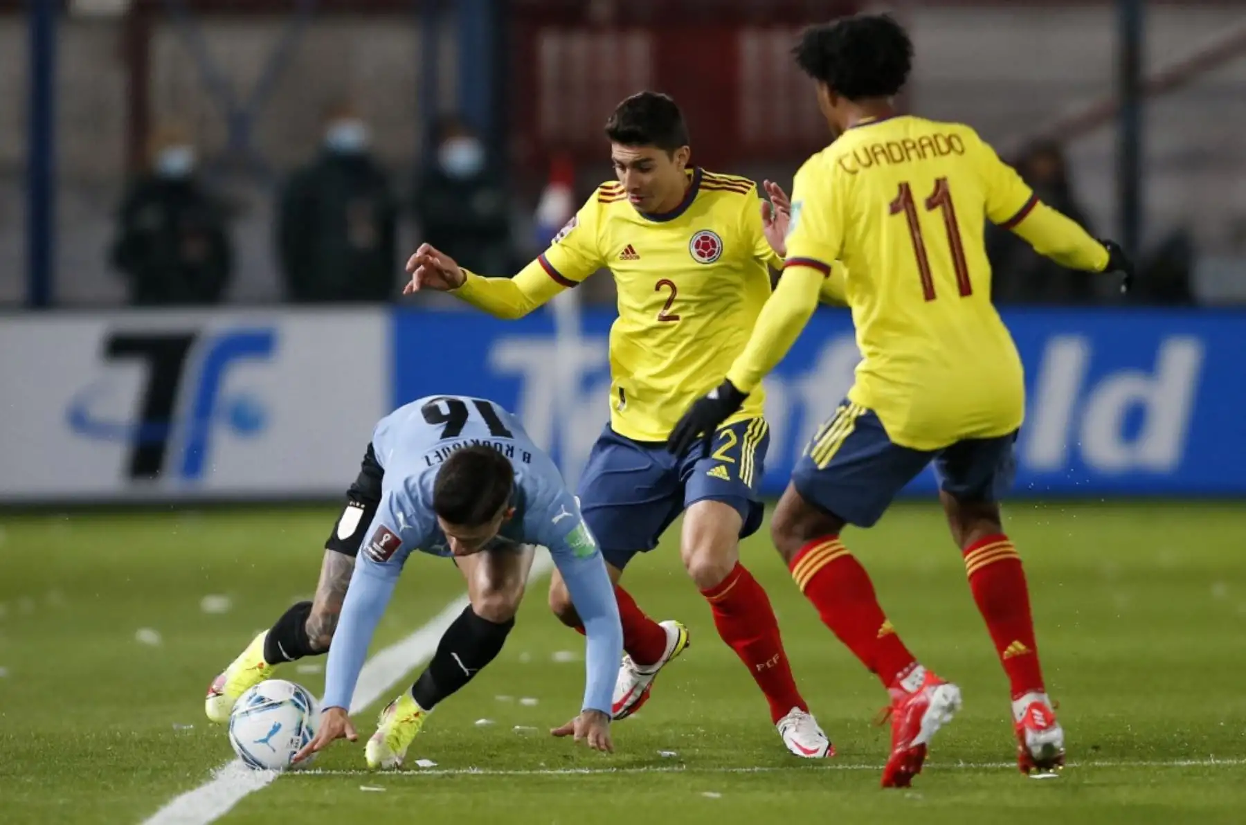 Brian Rodríguez de Uruguay, Stefan Medina de Colombia y Juan Cuadrado compiten por el balón durante su partido de fútbol de clasificación sudamericano para la Copa Mundial de la FIFA Qatar 2022 en el estadio Gran Parque Central de Montevideo el 7 de octubre de 2021. Foto: AFP