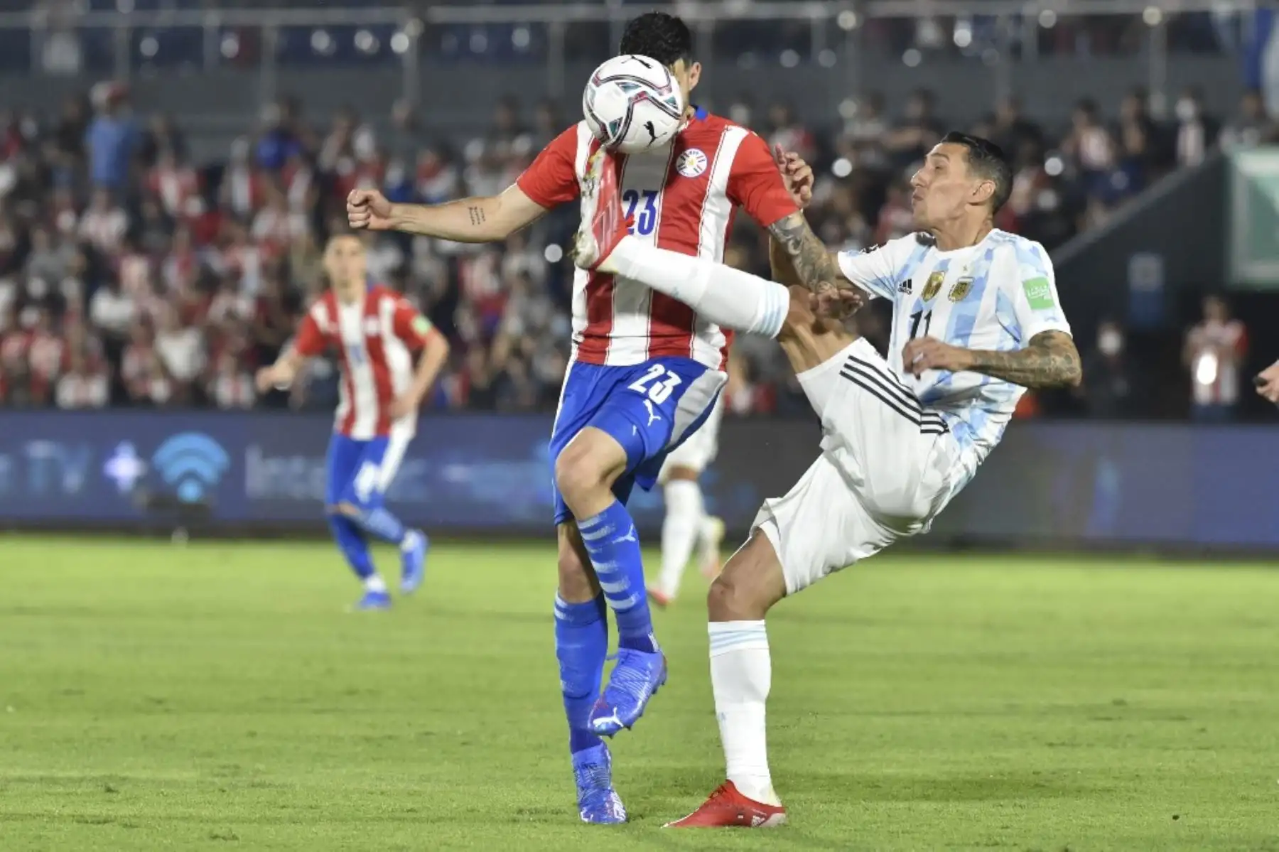 Mathias Villasanti de Paraguay (L) y Angel Di Maria (R) de Argentina compiten por el balón durante su partido de fútbol de clasificación sudamericano para la Copa Mundial de la FIFA Qatar 2022 en el estadio Defensores del Chaco en Asunción el 7 de octubre de 2021. Foto: AFP