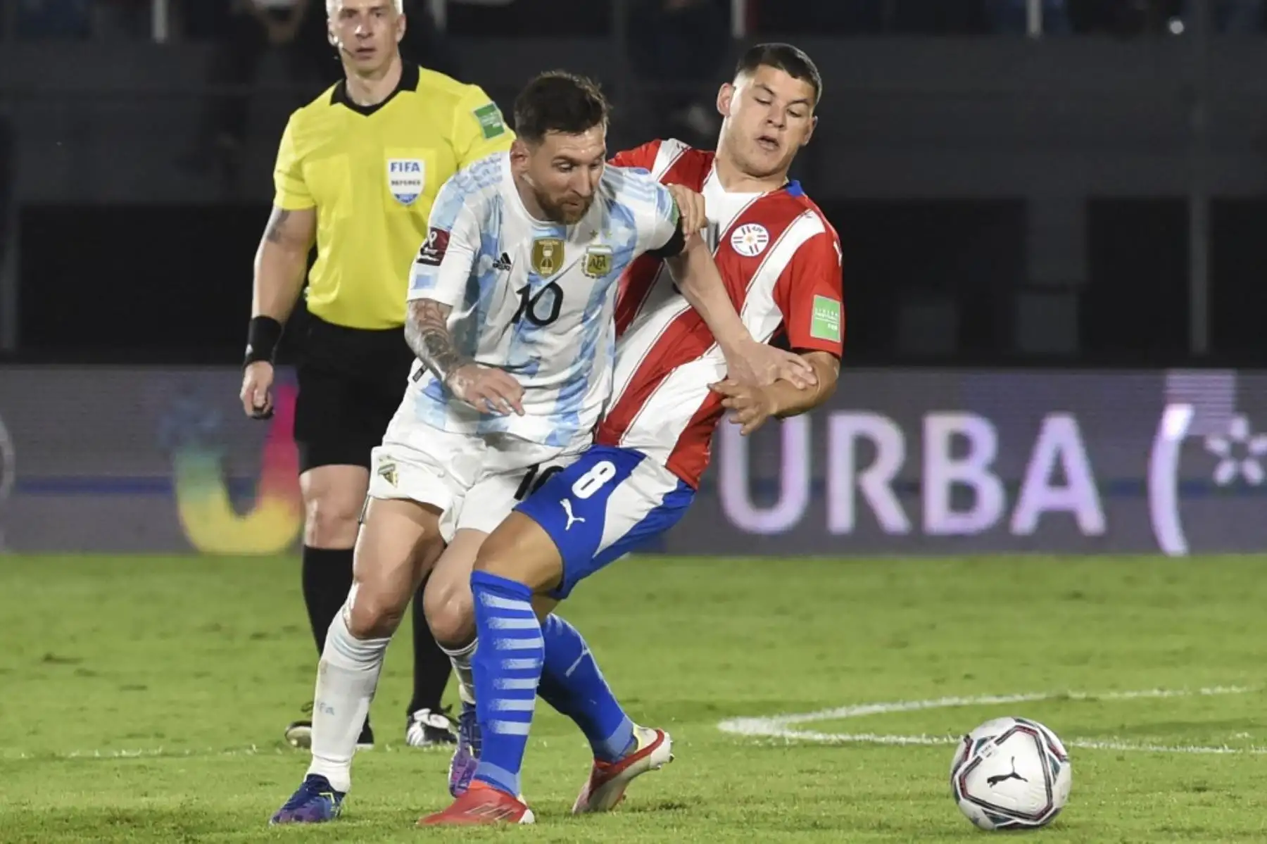 El argentino Lionel Messi (izq.) y el paraguayo Richard Sánchez (der.) Compiten por el balón durante su partido de fútbol de clasificación sudamericano para la Copa Mundial de la FIFA Qatar 2022 en el estadio Defensores del Chaco en Asunción el 7 de octubre de 2021. Foto: AFP
