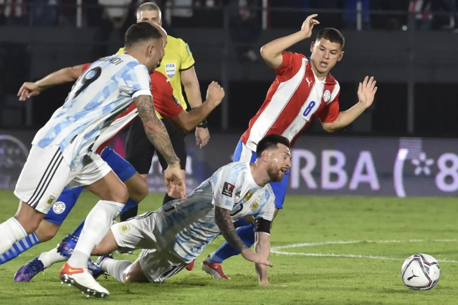 El argentino Lionel Messi (izq.) Recibe una falta durante el partido de fútbol sudamericano de clasificación para la Copa Mundial de la FIFA Qatar 2022 en el estadio Defensores del Chaco en Asunción el 7 de octubre de 2021. Foto: AFP
