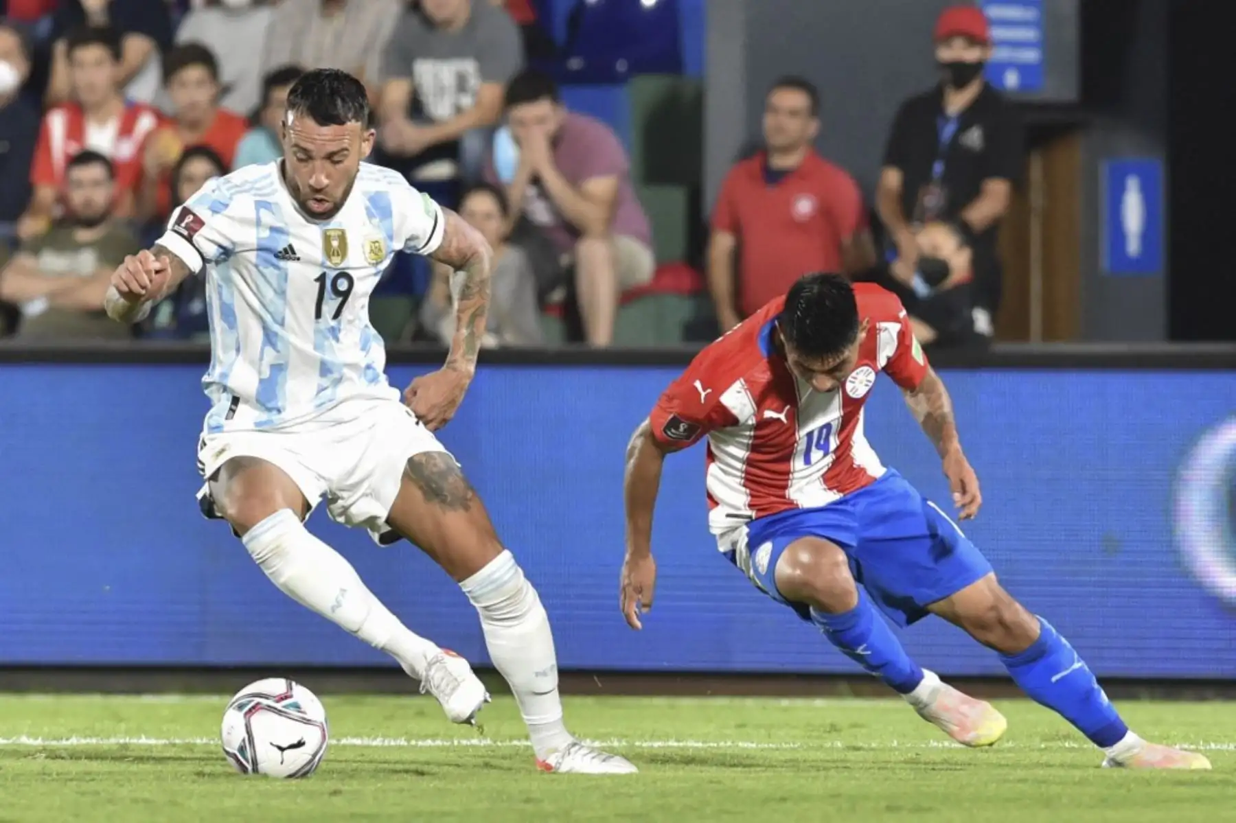El argentino Nicolás Otamendi (L) y el Paraguay Santiago Arzamendia (R) compiten por el balón durante su partido de fútbol sudamericano de clasificación para la Copa Mundial de la FIFA Qatar 2022 en el estadio Defensores del Chaco en Asunción el 7 de octubre de 2021. Foto: AFP