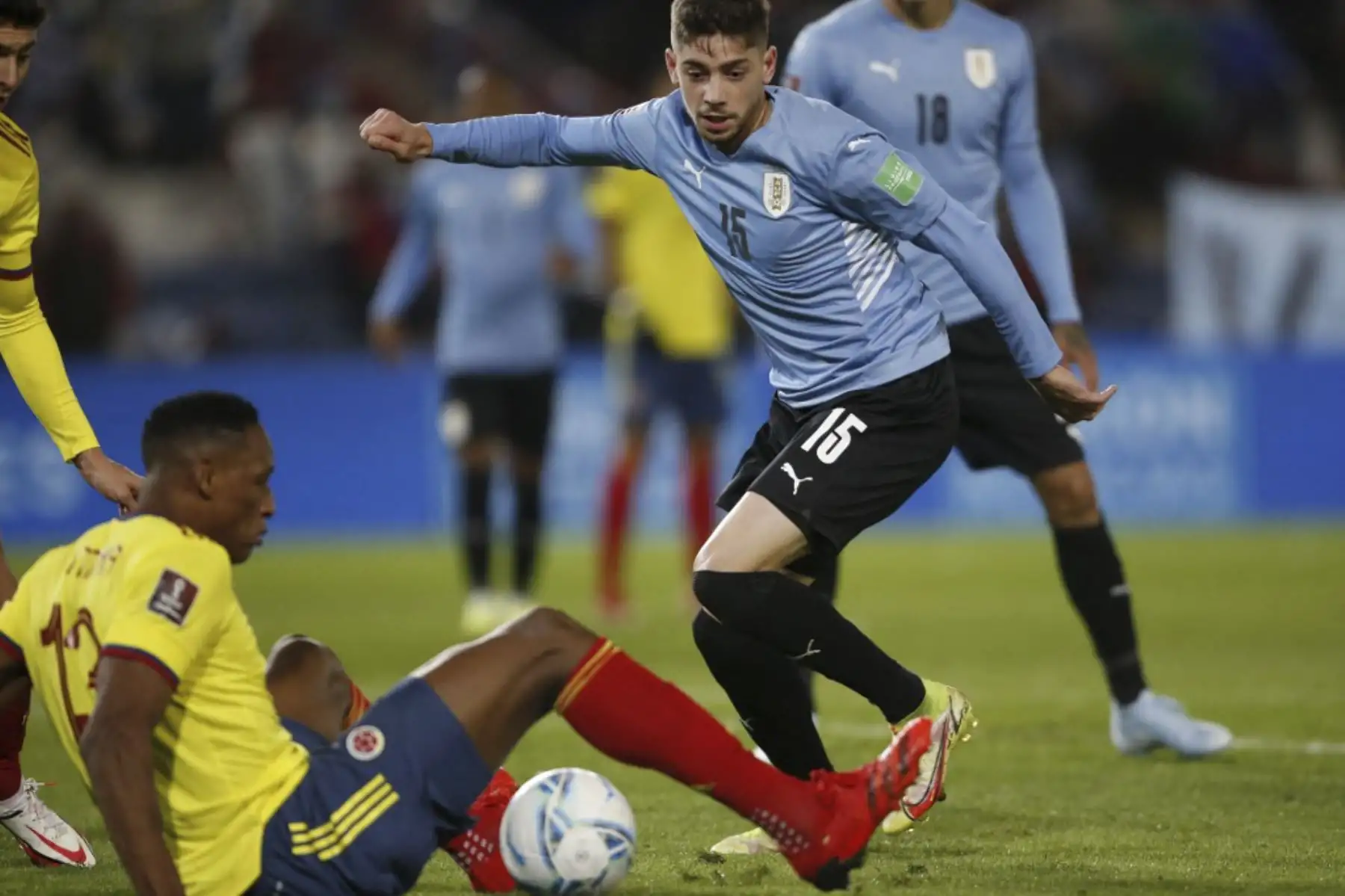 El colombiano Yerry Mina (izq.) y el uruguayo Federico Valverde compiten por el balón durante su partido de fútbol de clasificación sudamericano para la Copa Mundial de la FIFA Qatar 2022 en el estadio Gran Parque Central de Montevideo el 7 de octubre de 2021. Foto: AFP