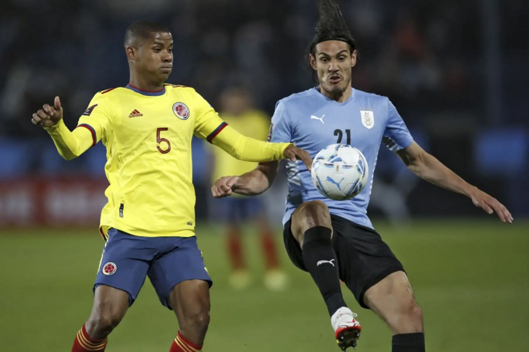 El colombiano Wilmar Barrios (izq.) y el uruguayo Edinson Cavani compiten por el balón durante su partido de fútbol de clasificación sudamericano para la Copa Mundial de la FIFA Qatar 2022 en el estadio Gran Parque Central de Montevideo el 7 de octubre de 2021. Foto: AFP
