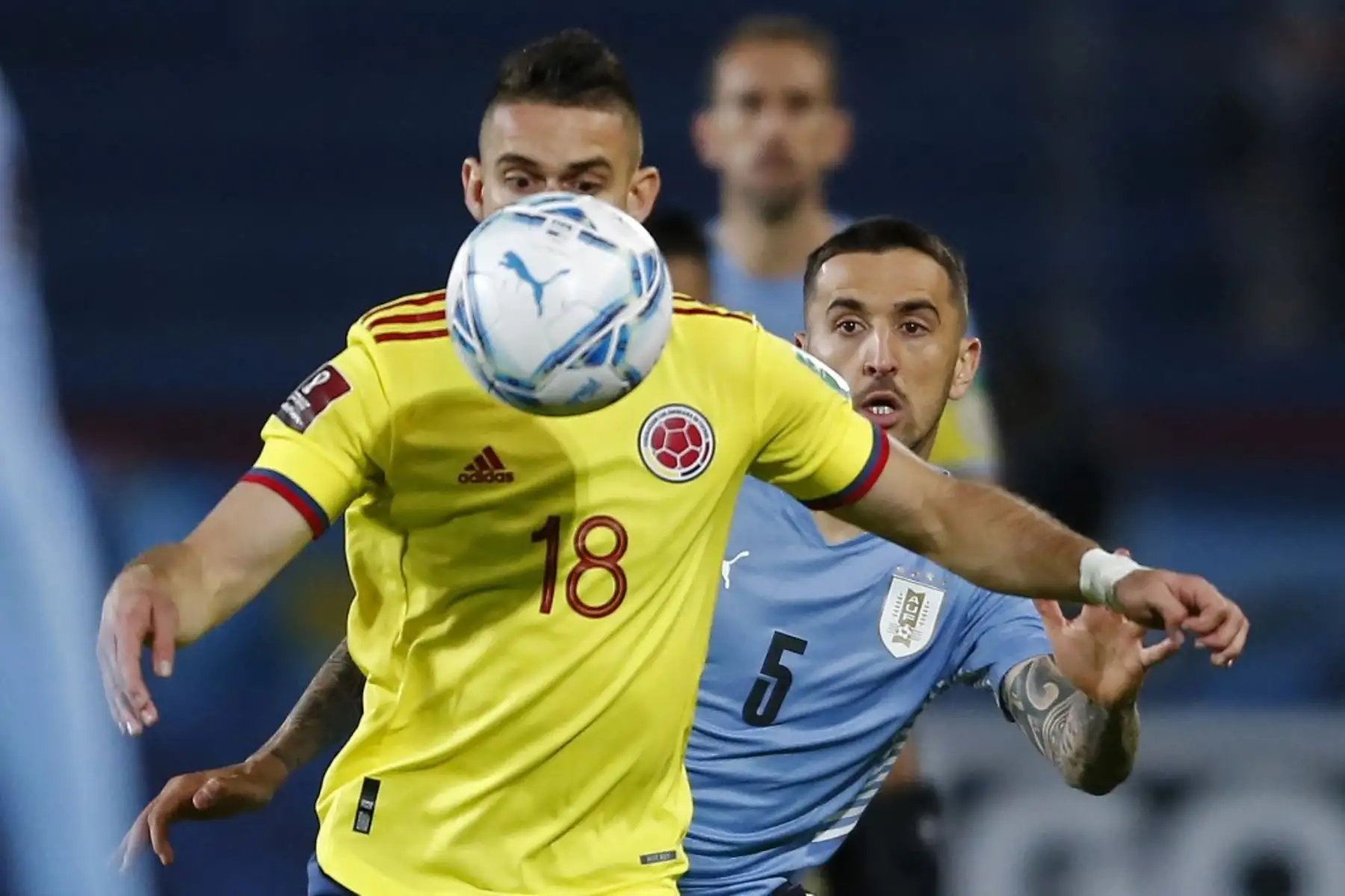 El colombiano Rafael Santos Borre (izq.) y el uruguayo Matías Vecino compiten por el balón durante su partido de fútbol de clasificación sudamericano para la Copa Mundial de la FIFA Qatar 2022 en el estadio Gran Parque Central de Montevideo el 7 de octubre de 2021. Foto: AFP