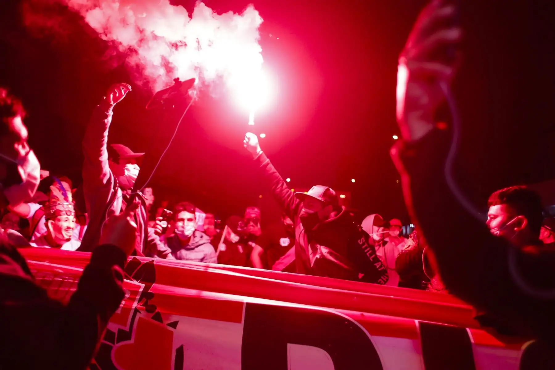Hinchas alientan a la bicolor en los exteriores del Estadio Nacional previo al duelo ante Chile por las Eliminatorias Catar 2022. Foto: ANDINA/Renato Pajuelo