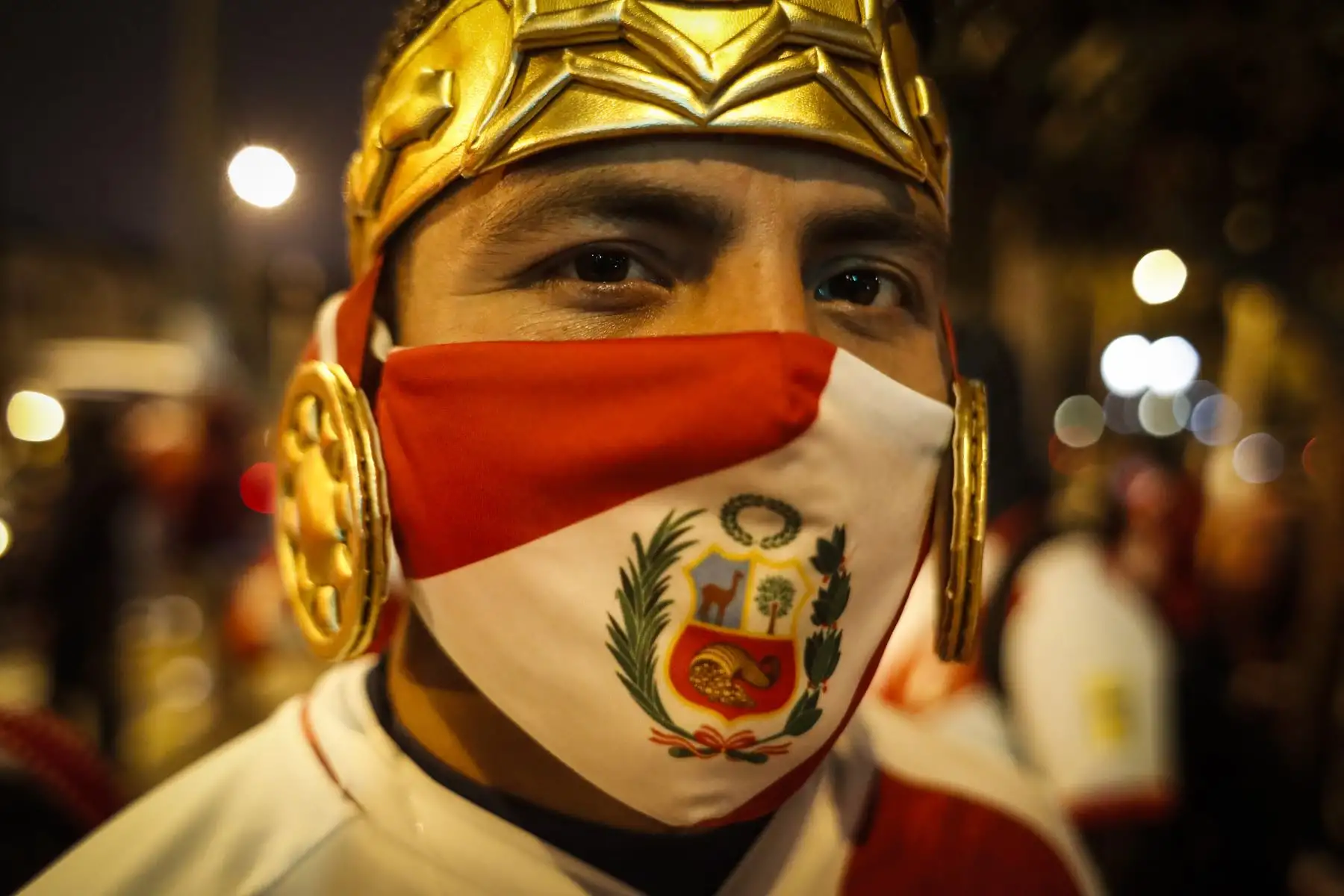 Hinchas alientan a la bicolor en los exteriores del Estadio Nacional previo al duelo ante Chile por las Eliminatorias Catar 2022. Foto: ANDINA/Renato Pajuelo