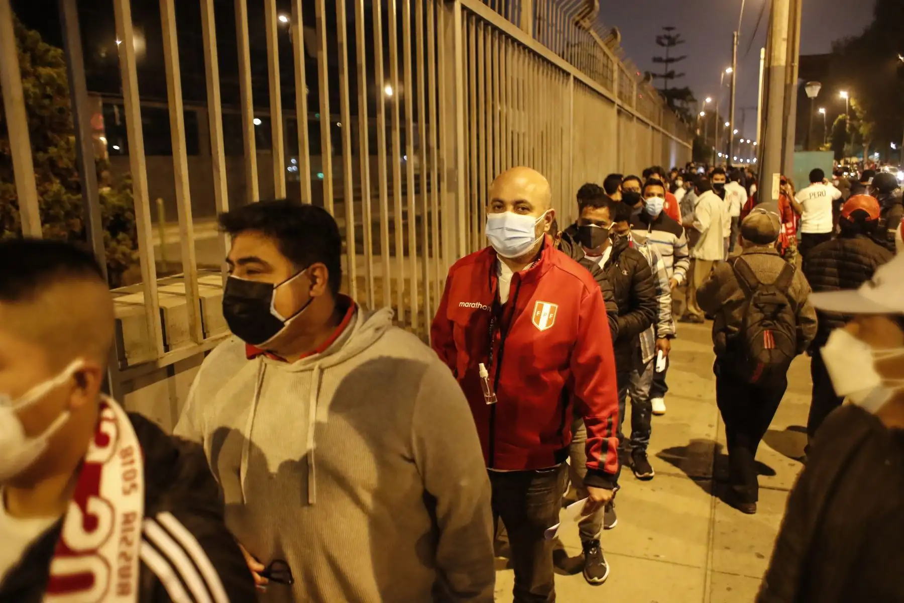 Hinchas alientan a la bicolor en los exteriores del Estadio Nacional previo al duelo ante Chile por las Eliminatorias Catar 2022. Foto: ANDINA/Renato Pajuelo