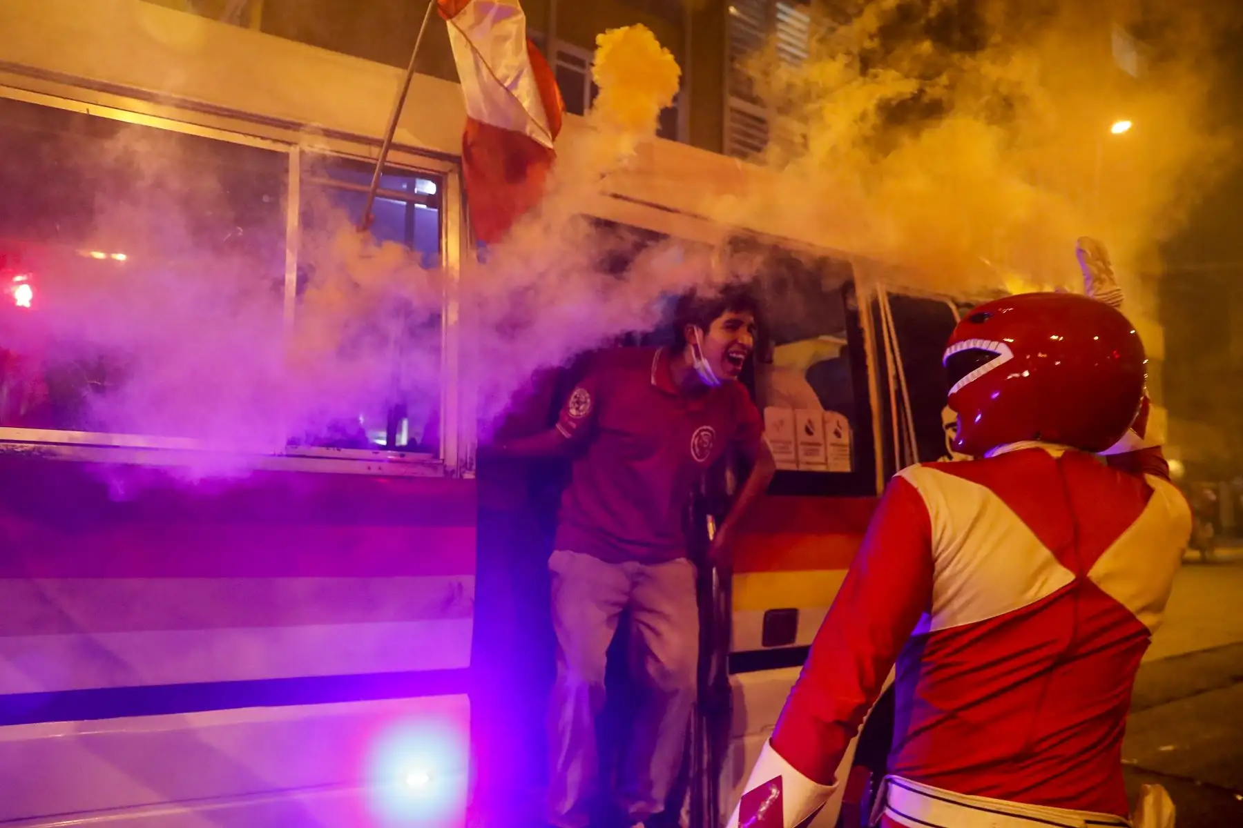 Hinchas alientan a la bicolor en los exteriores del Estadio Nacional previo al duelo ante Chile por las Eliminatorias Catar 2022. Foto: ANDINA/Renato Pajuelo