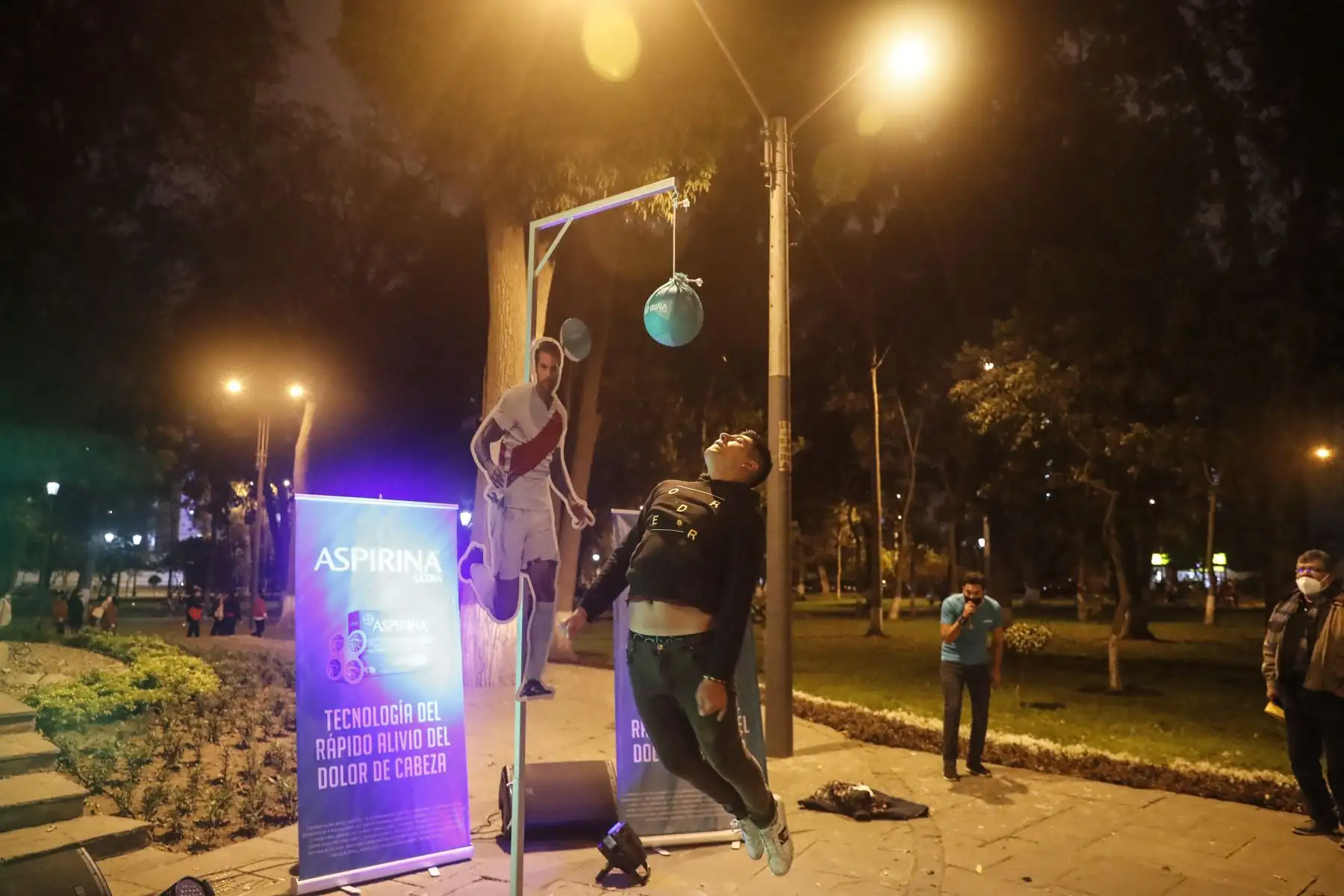 Hinchas alientan a la bicolor en los exteriores del Estadio Nacional previo al duelo ante Chile por las Eliminatorias Catar 2022. Foto: ANDINA/Renato Pajuelo