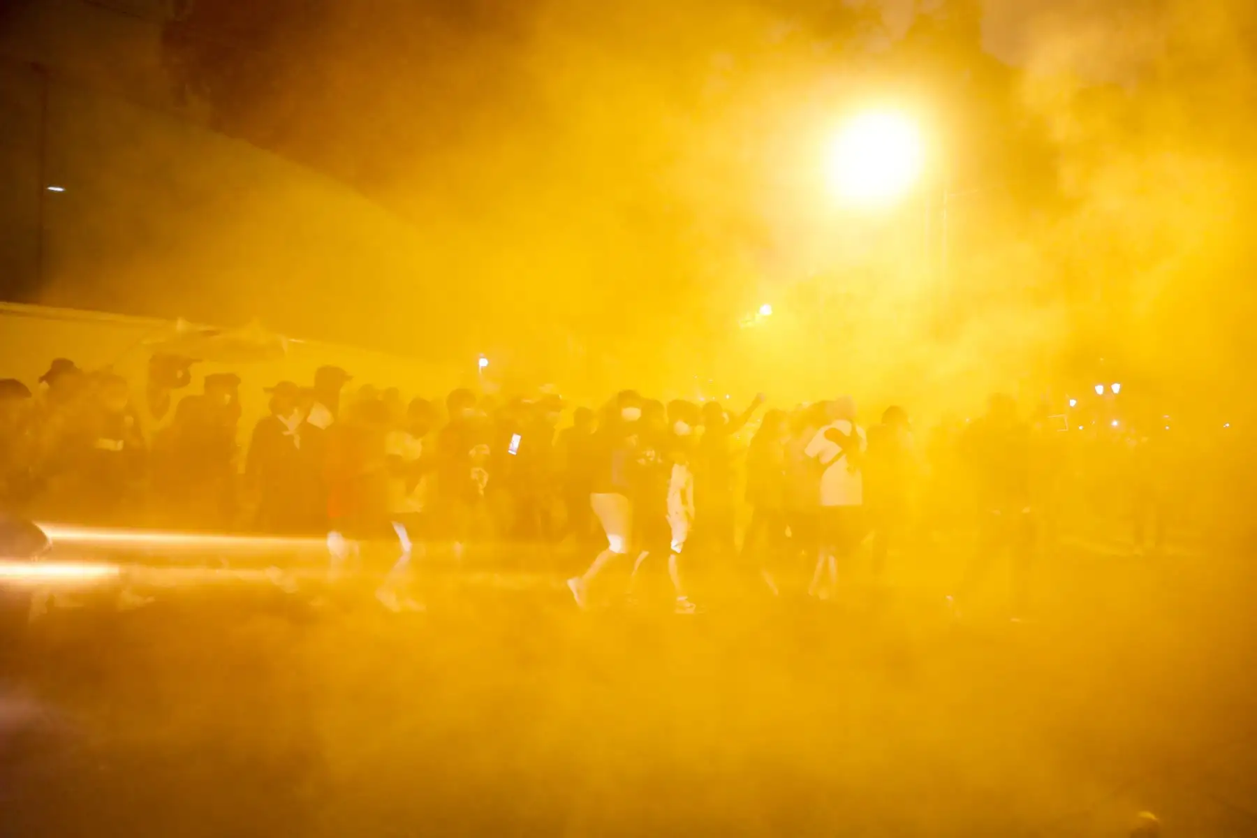 Hinchas alientan a la bicolor en los exteriores del Estadio Nacional previo al duelo ante Chile por las Eliminatorias Catar 2022. Foto: ANDINA/Renato Pajuelo