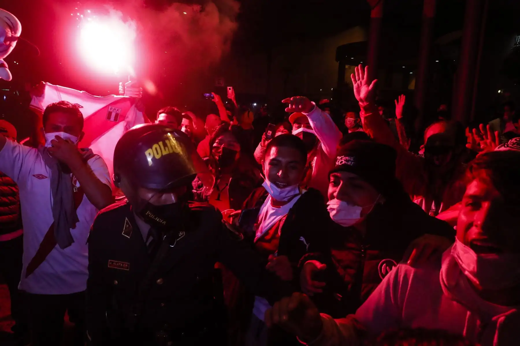 Hinchas alientan a la bicolor en los exteriores del Estadio Nacional previo al duelo ante Chile por las Eliminatorias Catar 2022. Foto: ANDINA/Renato Pajuelo