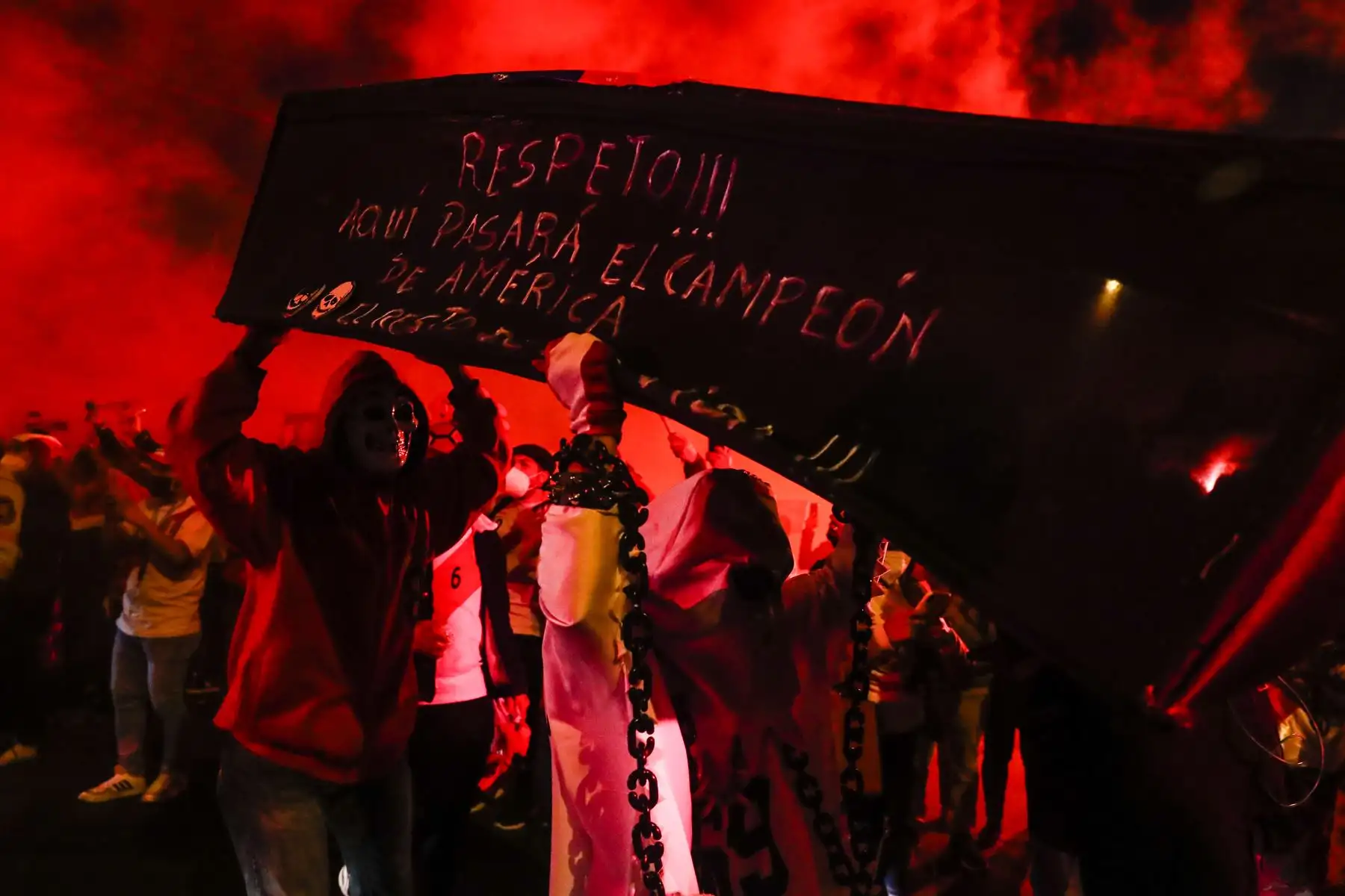 Hinchas alientan a la bicolor en los exteriores del Estadio Nacional previo al duelo ante Chile por las Eliminatorias Catar 2022. Foto: ANDINA/Renato Pajuelo