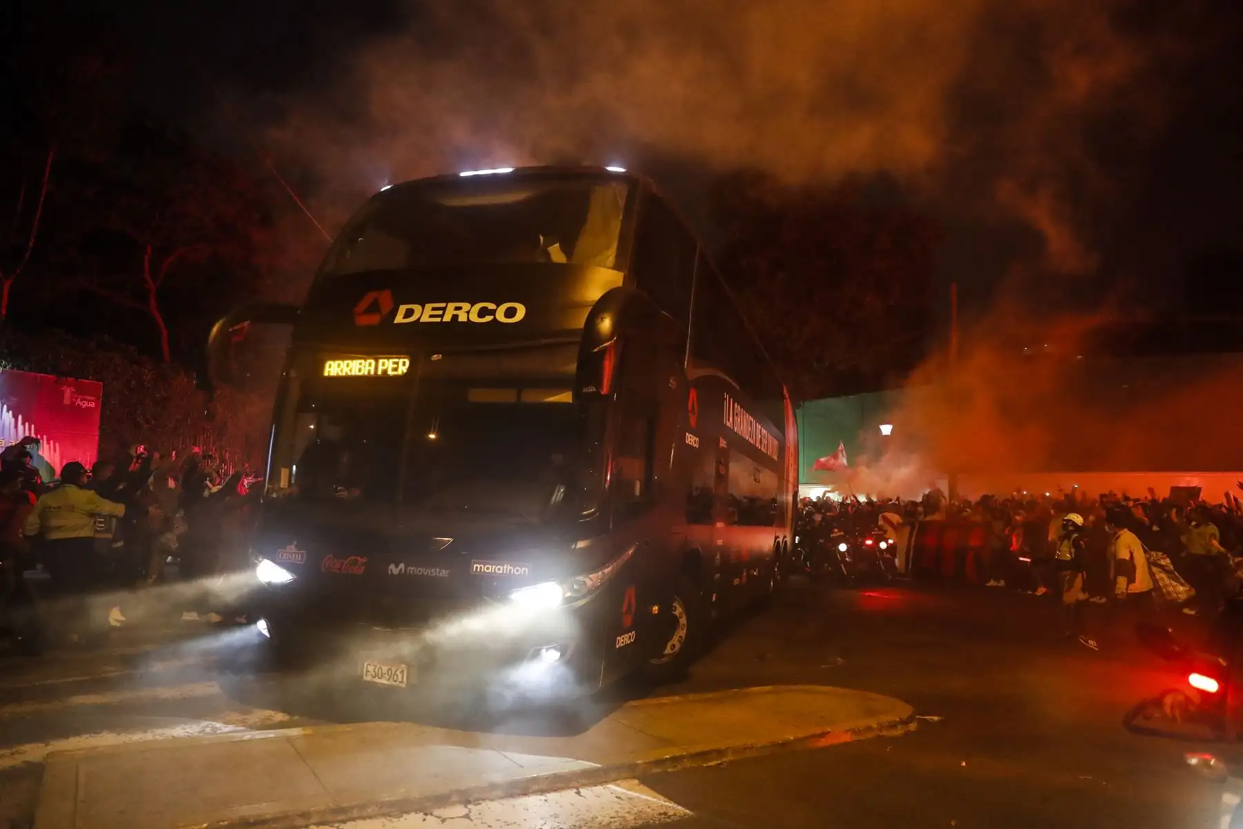 Hinchas alientan a la bicolor en los exteriores del Estadio Nacional previo al duelo ante Chile por las Eliminatorias Catar 2022. Foto: ANDINA/Renato Pajuelo