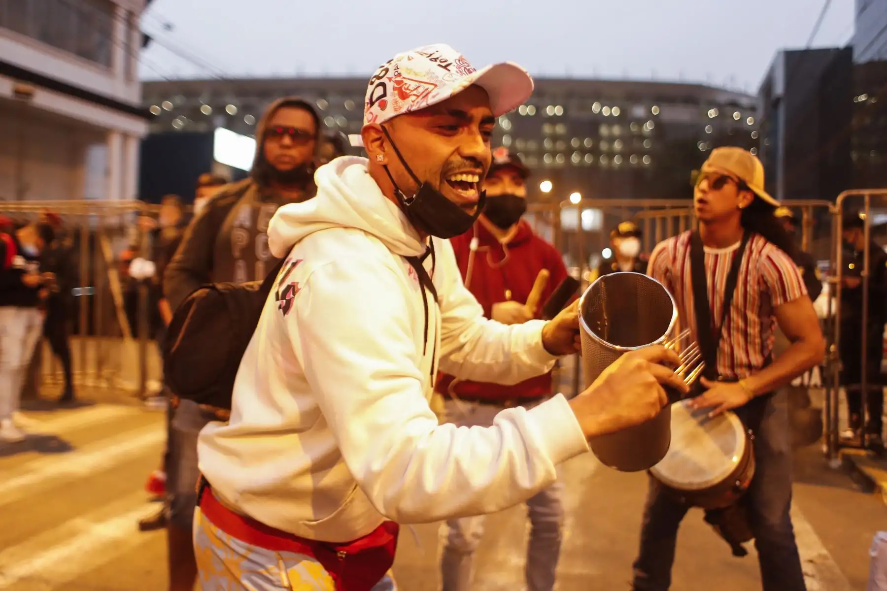 Hinchas alientan a la bicolor en los exteriores del Estadio Nacional previo al duelo ante Chile por las Eliminatorias Catar 2022. Foto: ANDINA/Renato Pajuelo