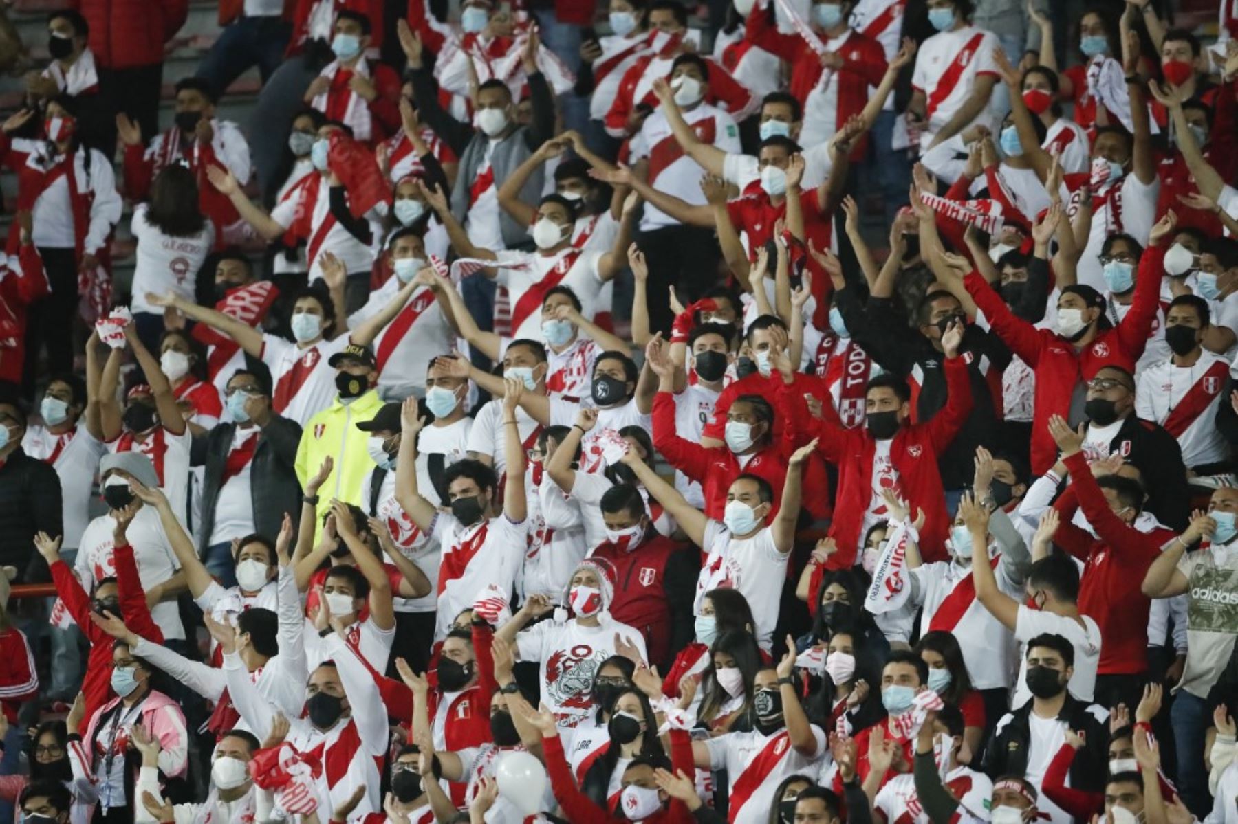 Hinchas peruanos son vistos en las gradas durante el partido de fútbol de clasificación sudamericano para la Copa Mundial de la FIFA Qatar 2022 entre Perú y Chile en el Estadio Nacional de Lima el 7 de octubre de 2021. Foto: AFP