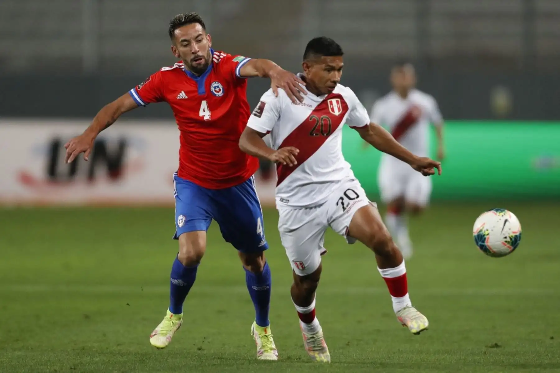 El chileno Mauricio Isla (izq.) Y el peruano Edison Flores (der.) Compiten por el balón durante su partido de fútbol de clasificación sudamericano para la Copa Mundial de la FIFA Qatar 2022 en el Estadio Nacional de Lima el 7 de octubre de 2021. Foto: AFP