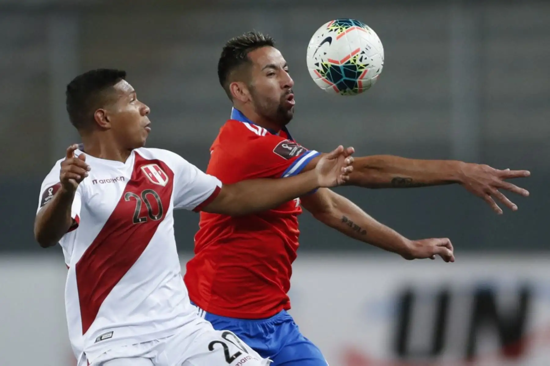 El peruano Edison Flores (izq.) y el chileno Mauricio Isla (der.) Compiten por el balón durante su partido de fútbol de clasificación sudamericano para la Copa Mundial de la FIFA Qatar 2022 en el Estadio Nacional de Lima el 7 de octubre de 2021. Foto: AFP