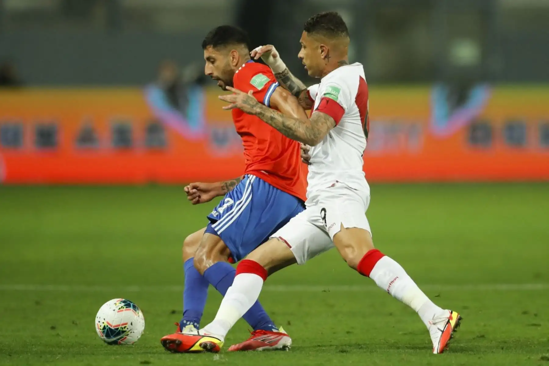 El chileno Guillermo Maripán (izq.) y el peruano Paolo Guerrero (der.) Compiten por el balón durante su partido de fútbol de clasificación sudamericano para la Copa Mundial de la FIFA Qatar 2022 en el Estadio Nacional de Lima el 7 de octubre de 2021. Foto: AFP