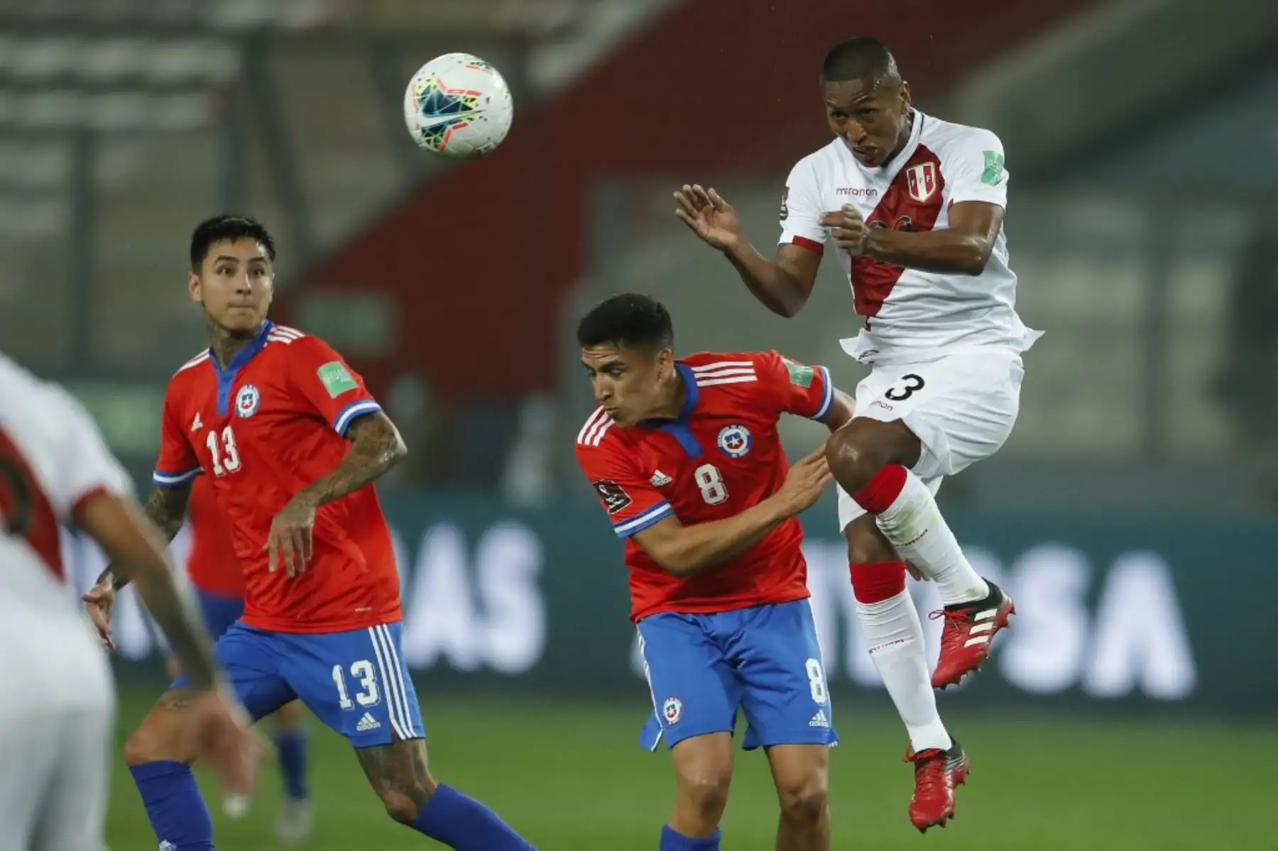El chileno Marcelino Núñez (C) y el peruano Pedro Aquino (R) compiten por el balón durante su partido de fútbol de clasificación sudamericano para la Copa Mundial de la FIFA Catar 2022 en el Estadio Nacional de Lima el 7 de octubre de 2021. Foto: AFP