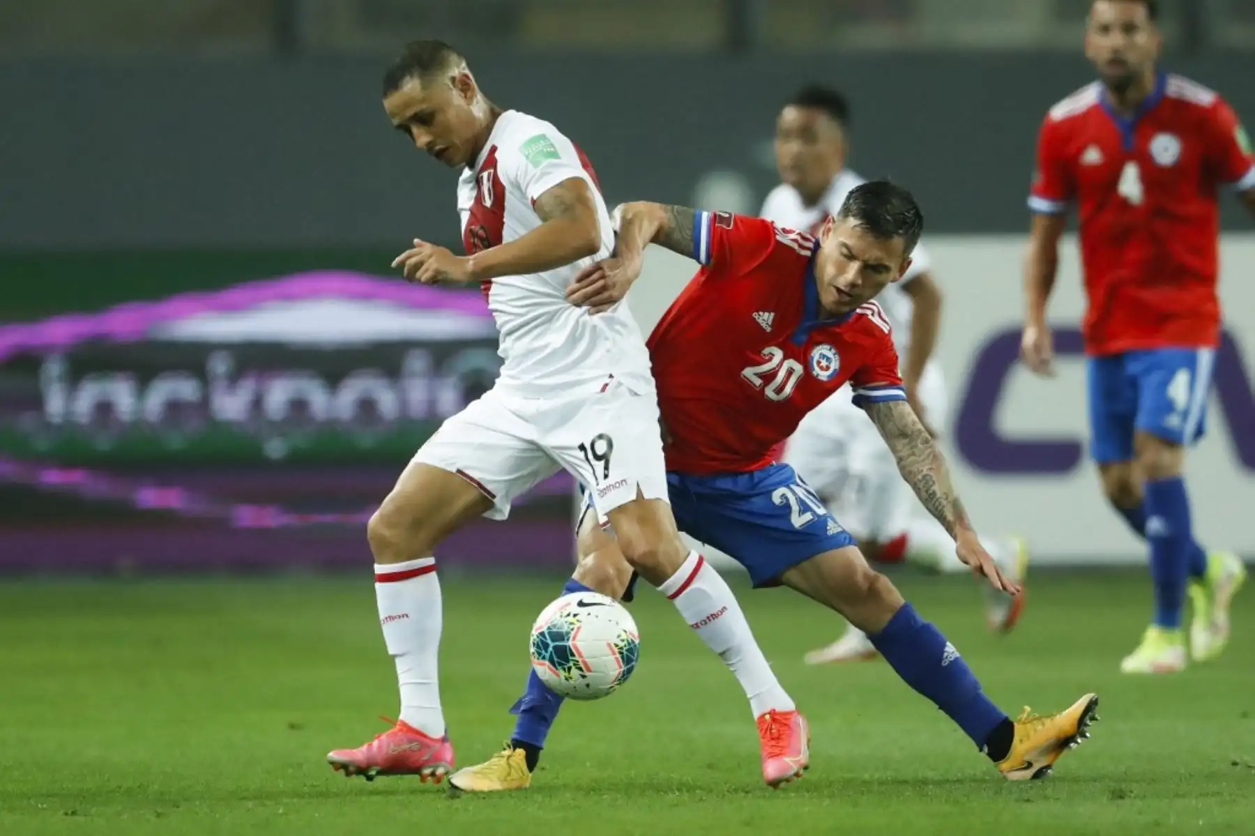 El peruano Yoshimar Yotun (izq.) Y el chileno Charles Aranguiz (der.) Compiten por el balón durante su partido de fútbol de clasificación sudamericano para la Copa Mundial de la FIFA Qatar 2022 en el Estadio Nacional de Lima el 7 de octubre de 2021. Foto: AFP
