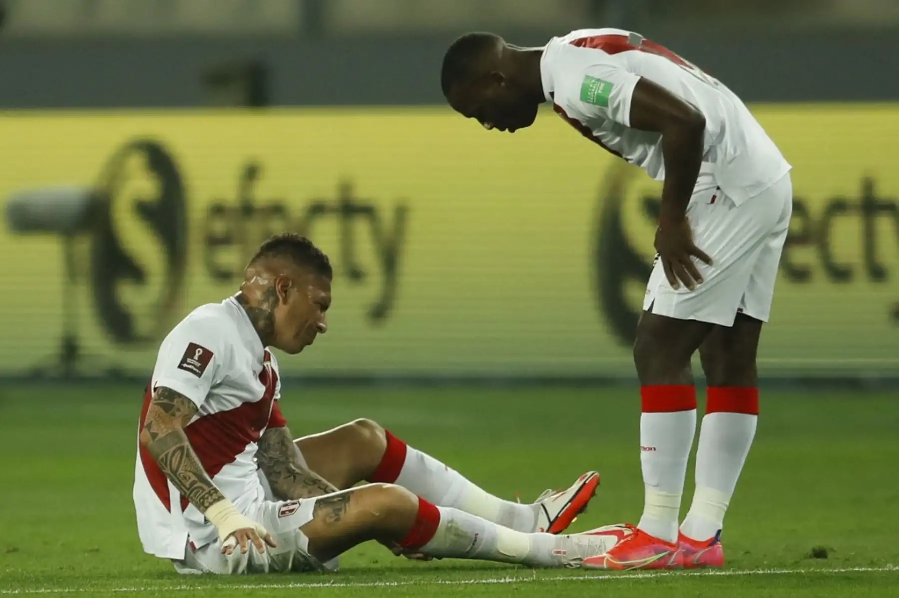 El peruano Paolo Guerrero (izq.) yace en el campo durante el partido de fútbol de clasificación sudamericano para la Copa Mundial de la FIFA Qatar 2022 entre Perú y Chile en el Estadio Nacional de Lima el 7 de octubre de 2021. Foto: AFP