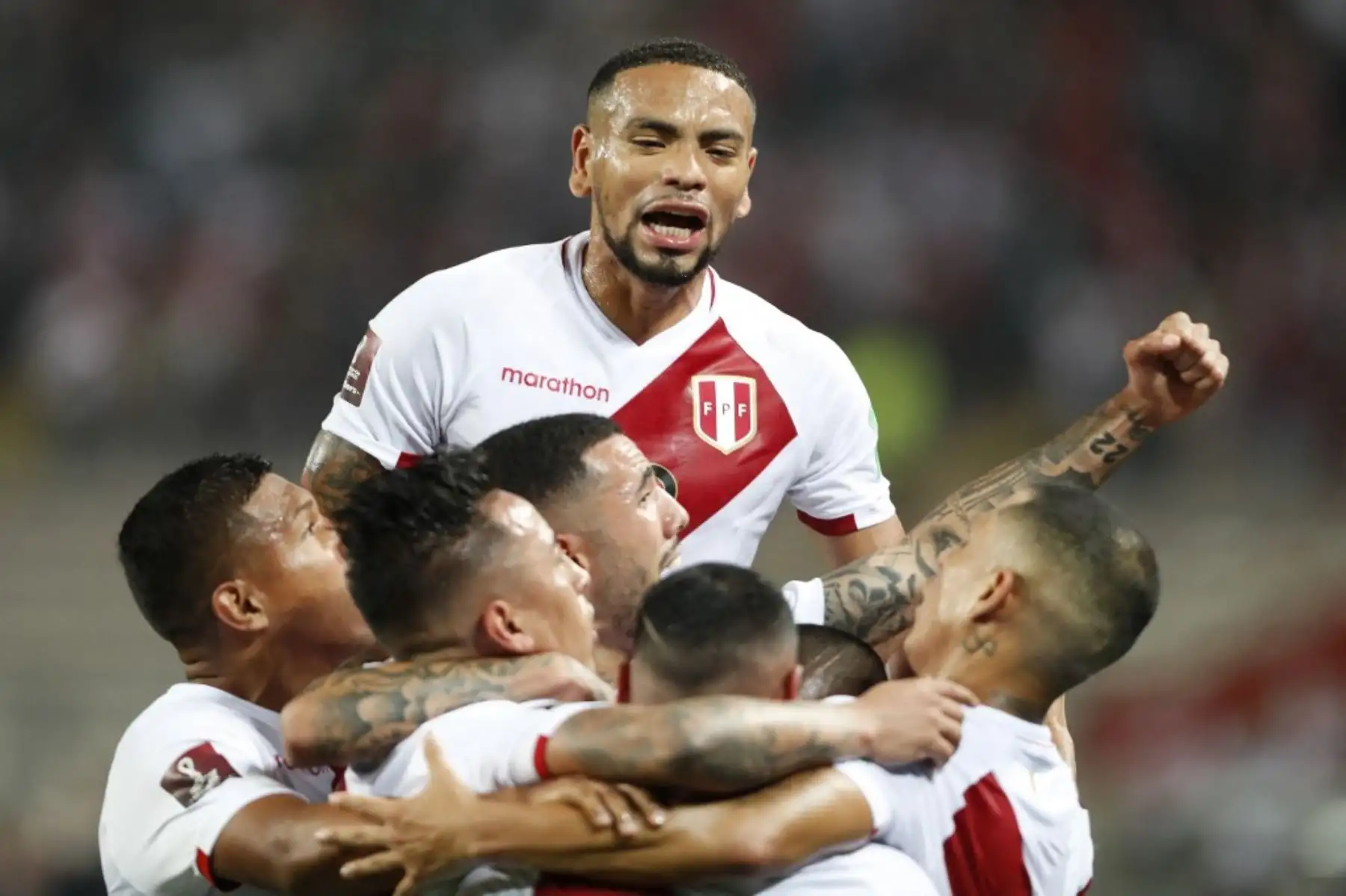 Los jugadores de Perú celebran el gol de Christian Cueva contra Chile durante el partido de fútbol de clasificación sudamericano para la Copa Mundial de la FIFA Qatar 2022, en el Estadio Nacional de Lima el 7 de octubre de 2021. Foto: AFP