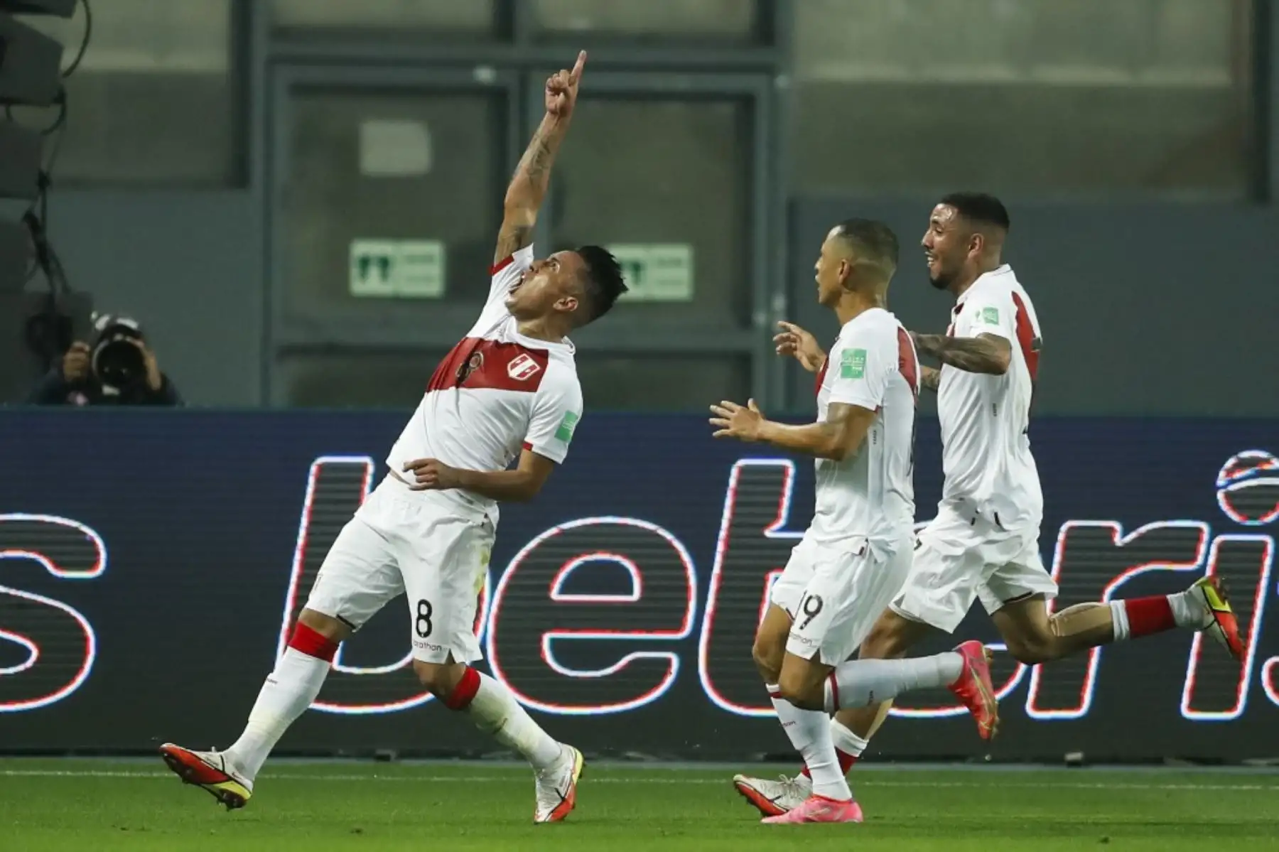 El peruano Christian Cueva celebra tras anotar contra Chile durante el partido de fútbol de clasificación sudamericano para la Copa Mundial de la FIFA Qatar 2022, en el Estadio Nacional de Lima el 7 de octubre de 2021. Foto: AFP
