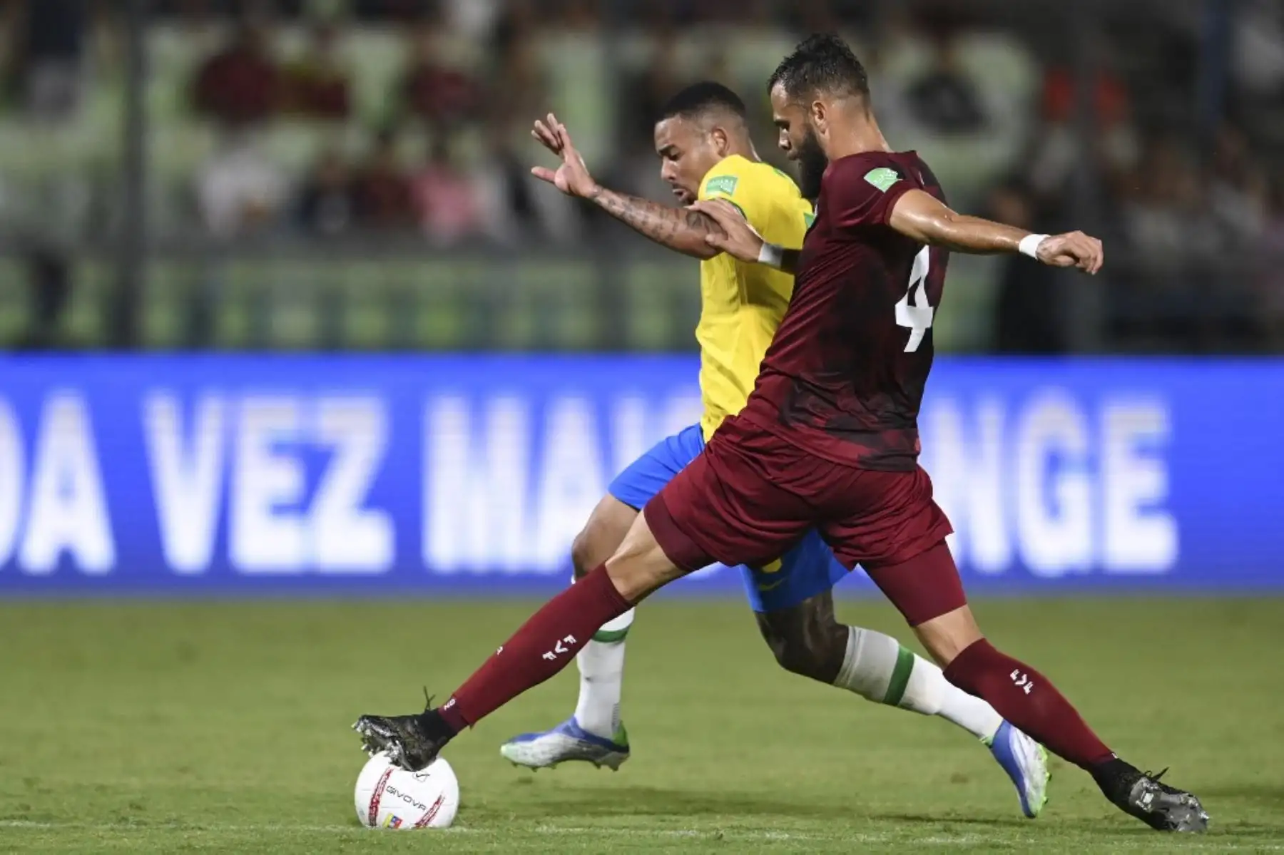 El brasileño Gabriel Jesus (L) y el venezolano Jhon Chancellor (R) compiten por el balón durante su partido de fútbol de clasificación sudamericano para la Copa Mundial de la FIFA Qatar 2022 en el Estadio Olímpico de la UCV en Caracas el 7 de octubre de 2021. Foto: AFP