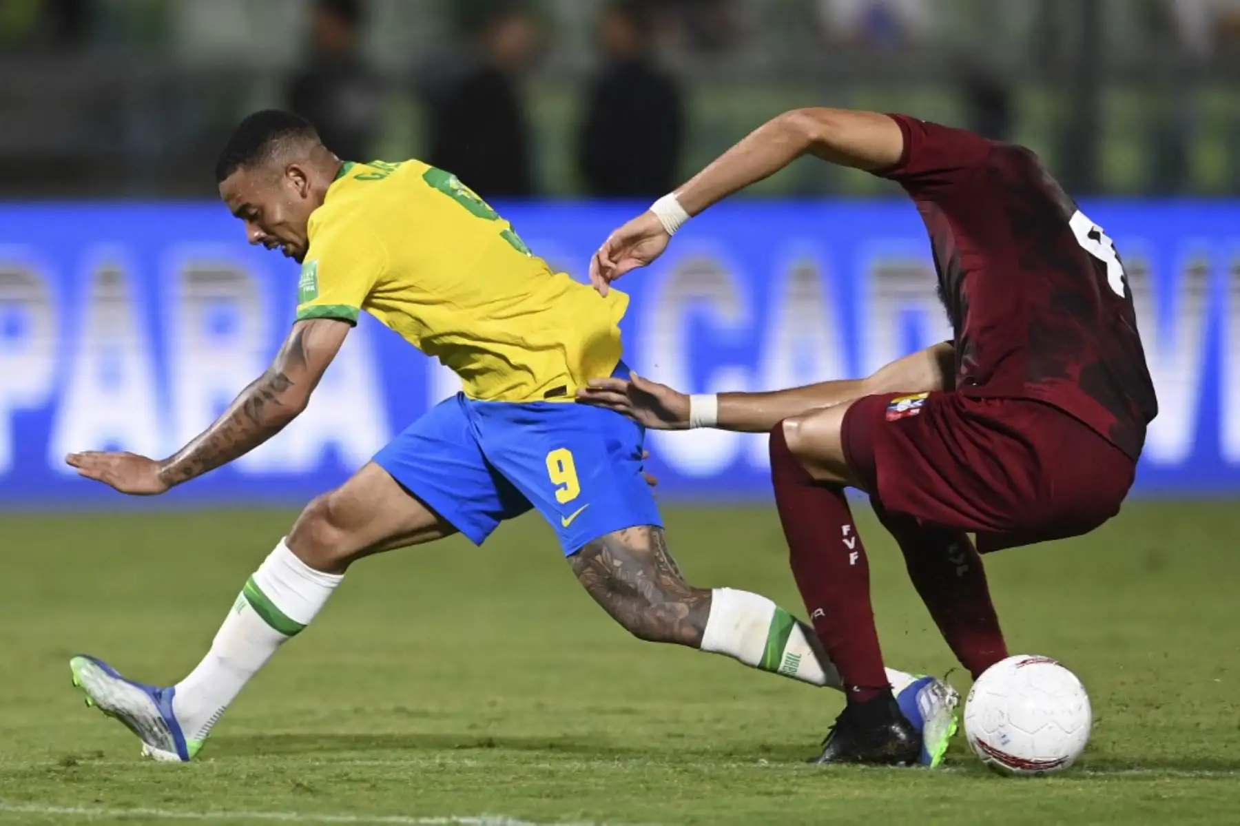 El brasileño Gabriel Jesus y el venezolano Jhon Chancellor compiten por el balón durante su partido de fútbol de clasificación sudamericano para la Copa Mundial de la FIFA Qatar 2022 en el Estadio Olímpico de la UCV en Caracas el 7 de octubre de 2021. Foto: AFP