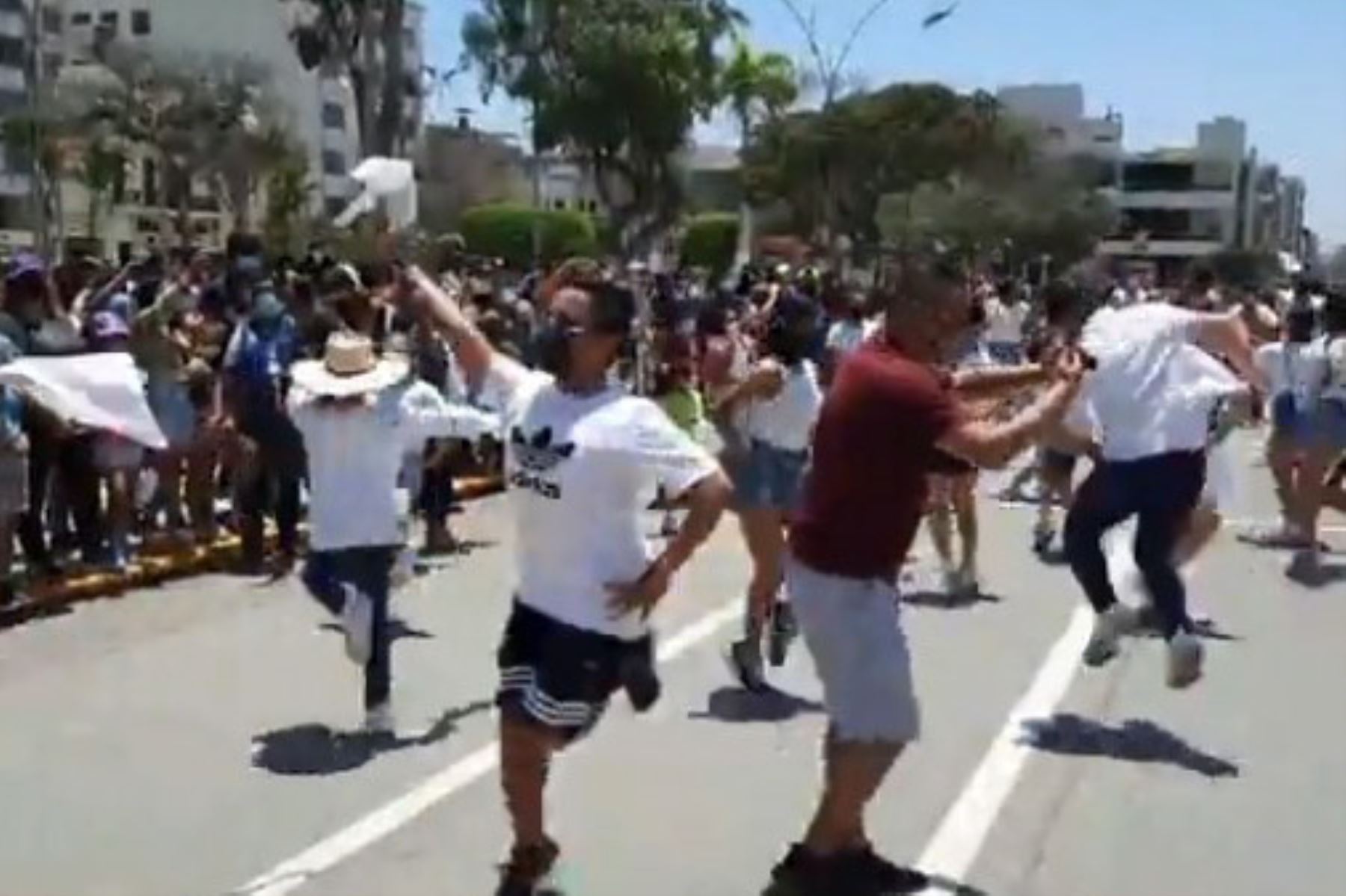 Chiclayo sacó los pañuelos y participó en "flashmob" con motivo del Día Nacional de la Marinera. Foto: ANDINA/Difusión