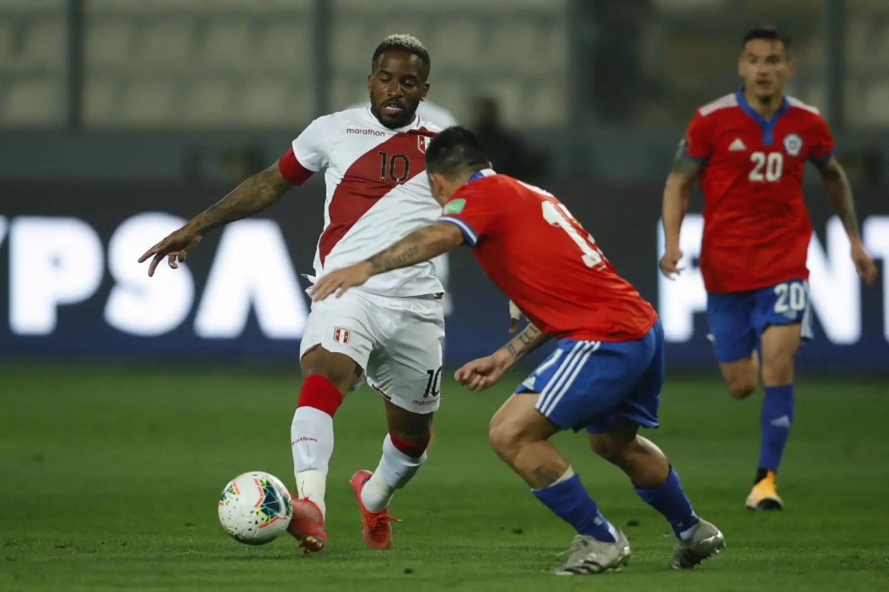 El peruano Jefferson Farfán (izq.) y el chileno Gary Medel (der.) Compiten por el balón durante su partido de fútbol de clasificación sudamericano para la Copa Mundial de la FIFA Qatar 2022 en el Estadio Nacional de Lima el 7 de octubre de 2021. Foto: AFP