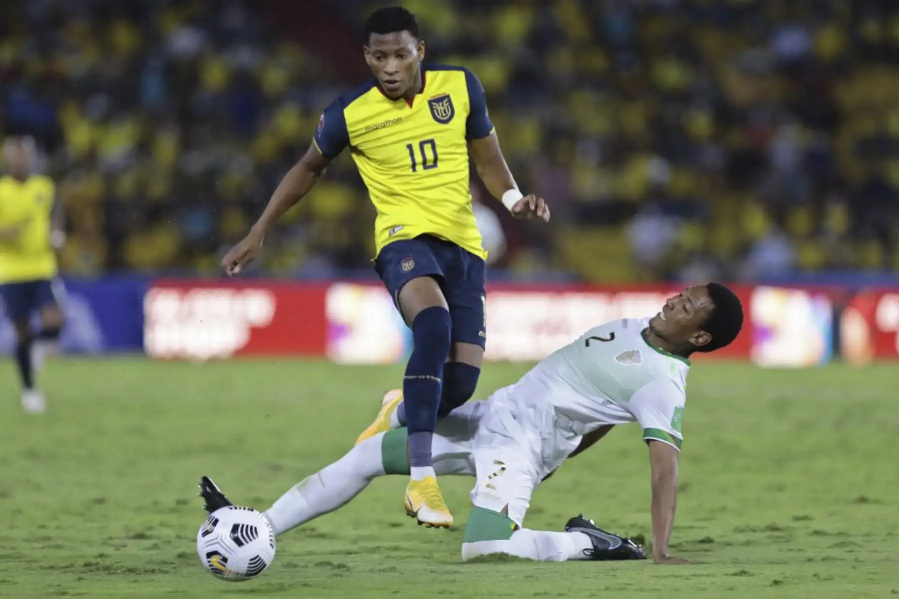 Gonzalo Plata (izq.) de Ecuador y Jairo Quinteros de Bolivia compiten por el balón durante su partido de fútbol de clasificación sudamericano para la Copa Mundial de la FIFA Qatar 2022 en el Estadio Monumental de Guayaquil, Ecuador, el 7 de octubre de 2021. Foto: AFP