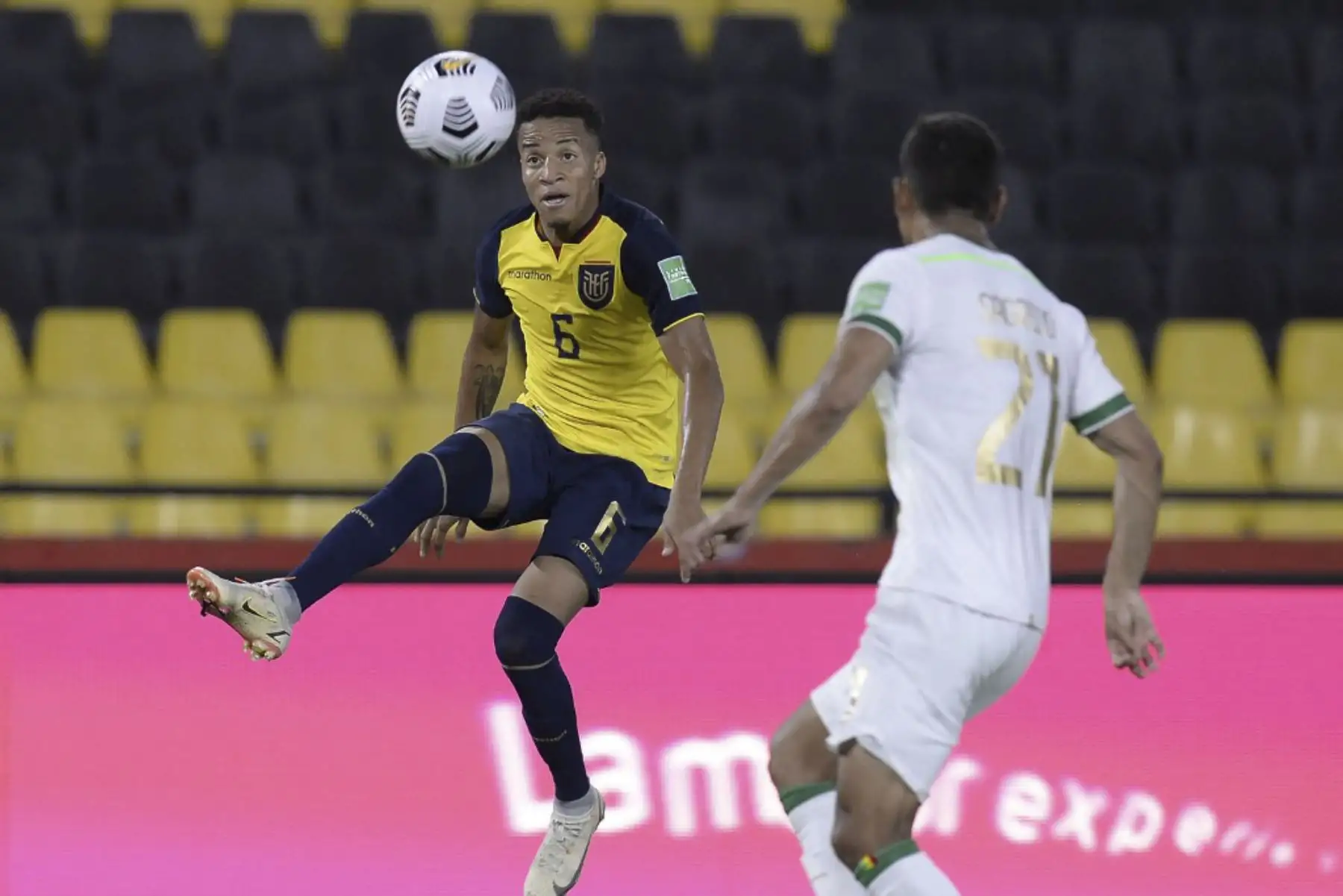 El ecuatoriano Byron Castillo (izq.) y el boliviano José Sagredo compiten por el balón durante su partido de fútbol de clasificación sudamericano para la Copa Mundial de la FIFA Qatar 2022 en el Estadio Monumental de Guayaquil, Ecuador, el 7 de octubre de 2021. Foto: AFP